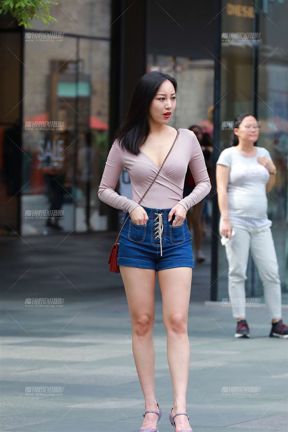 图片[4]-深V低胸，大长腿女友-街拍流行馆