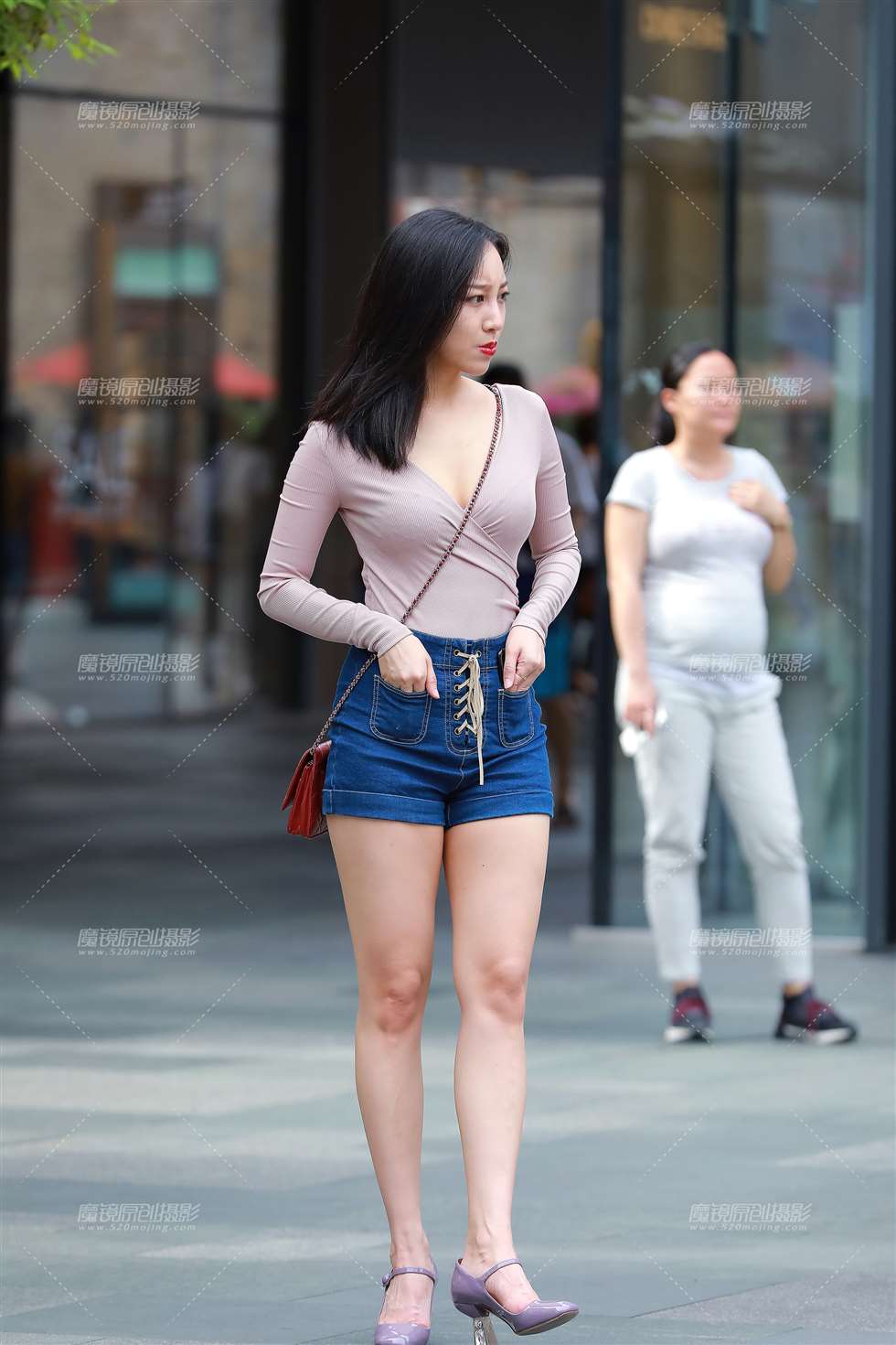图片[1]-深V低胸，大长腿女友-街拍流行馆