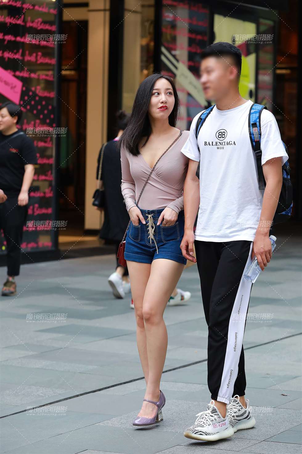 图片[3]-深V低胸，大长腿女友-街拍流行馆