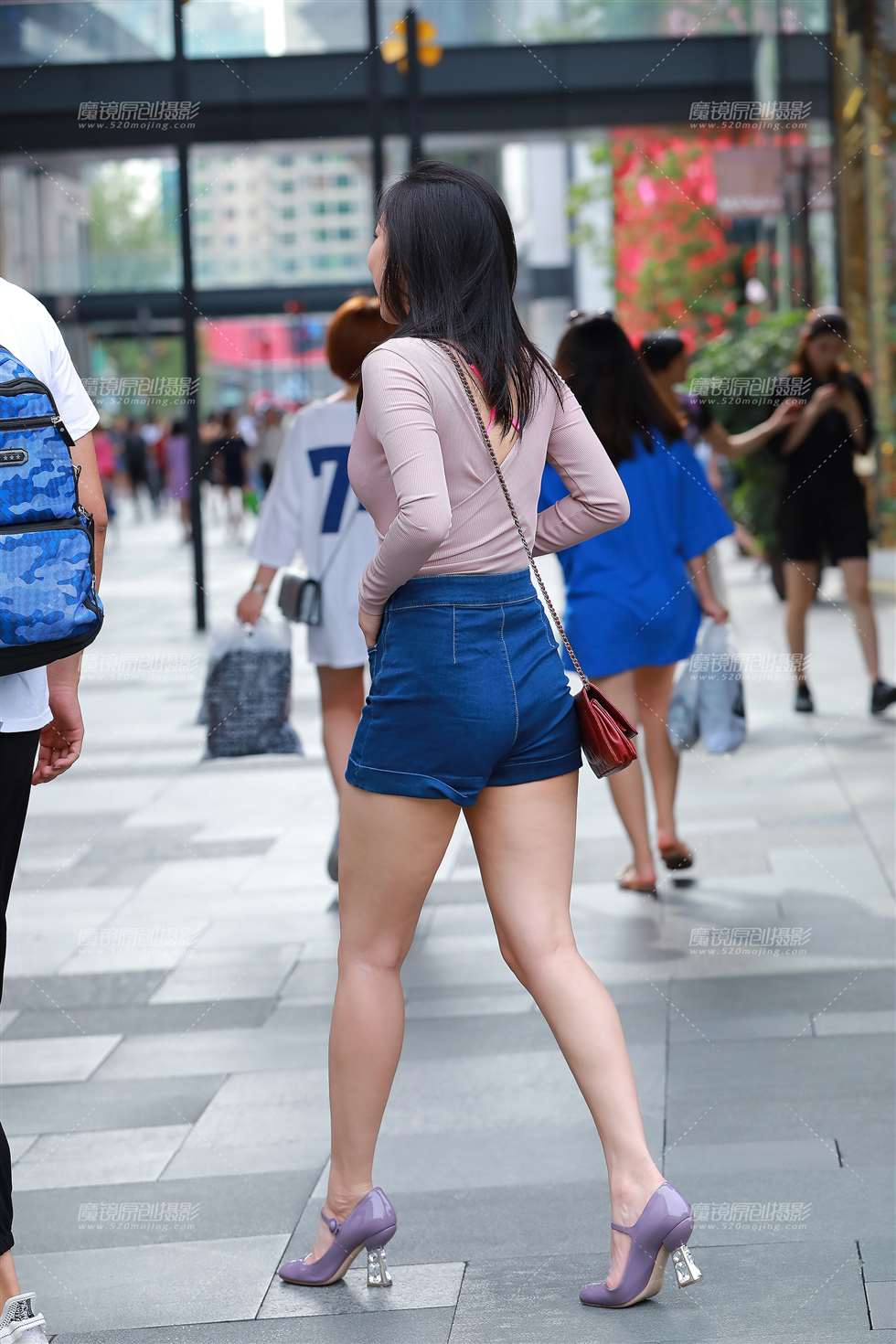 图片[2]-深V低胸，大长腿女友-街拍流行馆