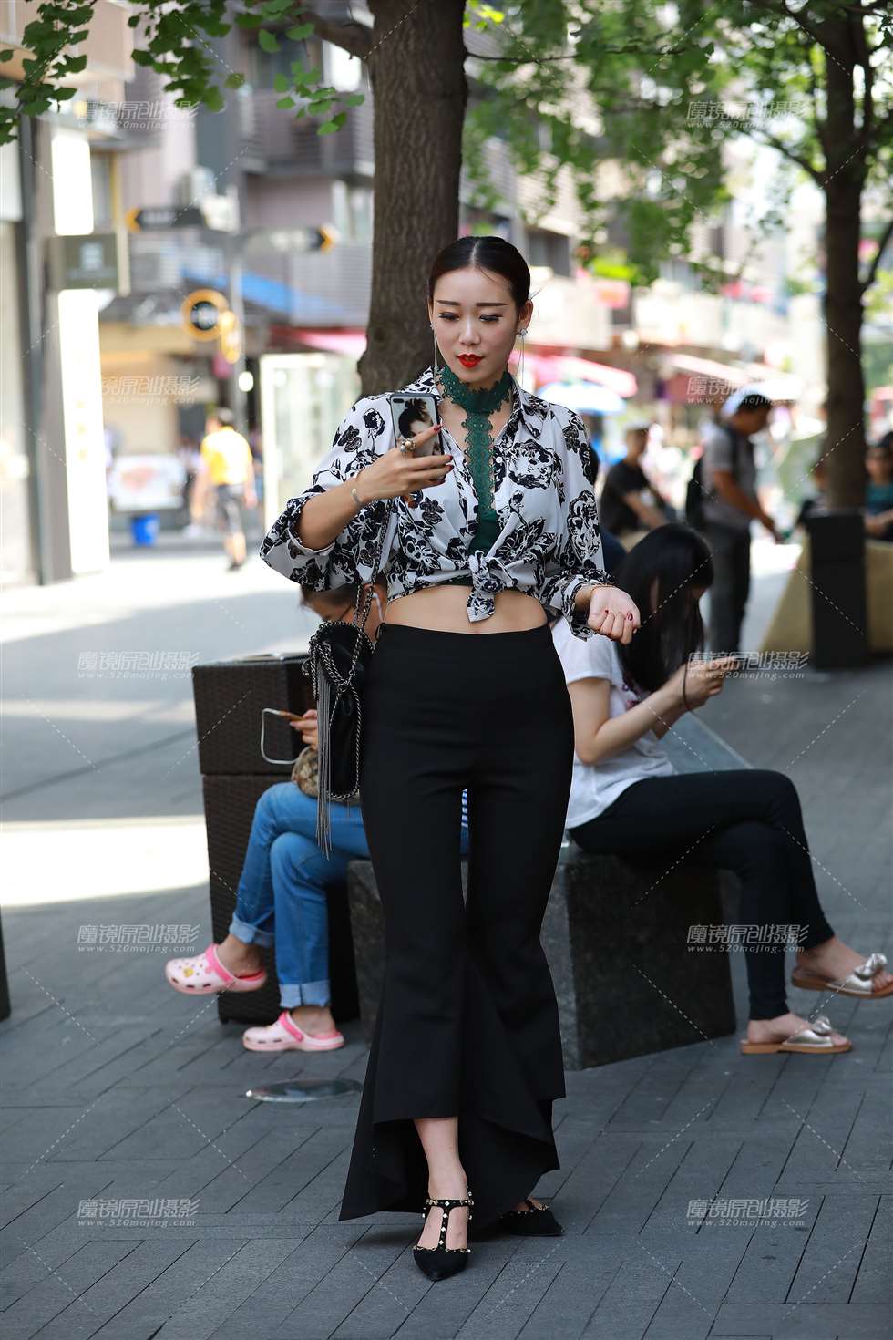 图片[4]-紧致喇叭黑裤，性感**-街拍流行馆