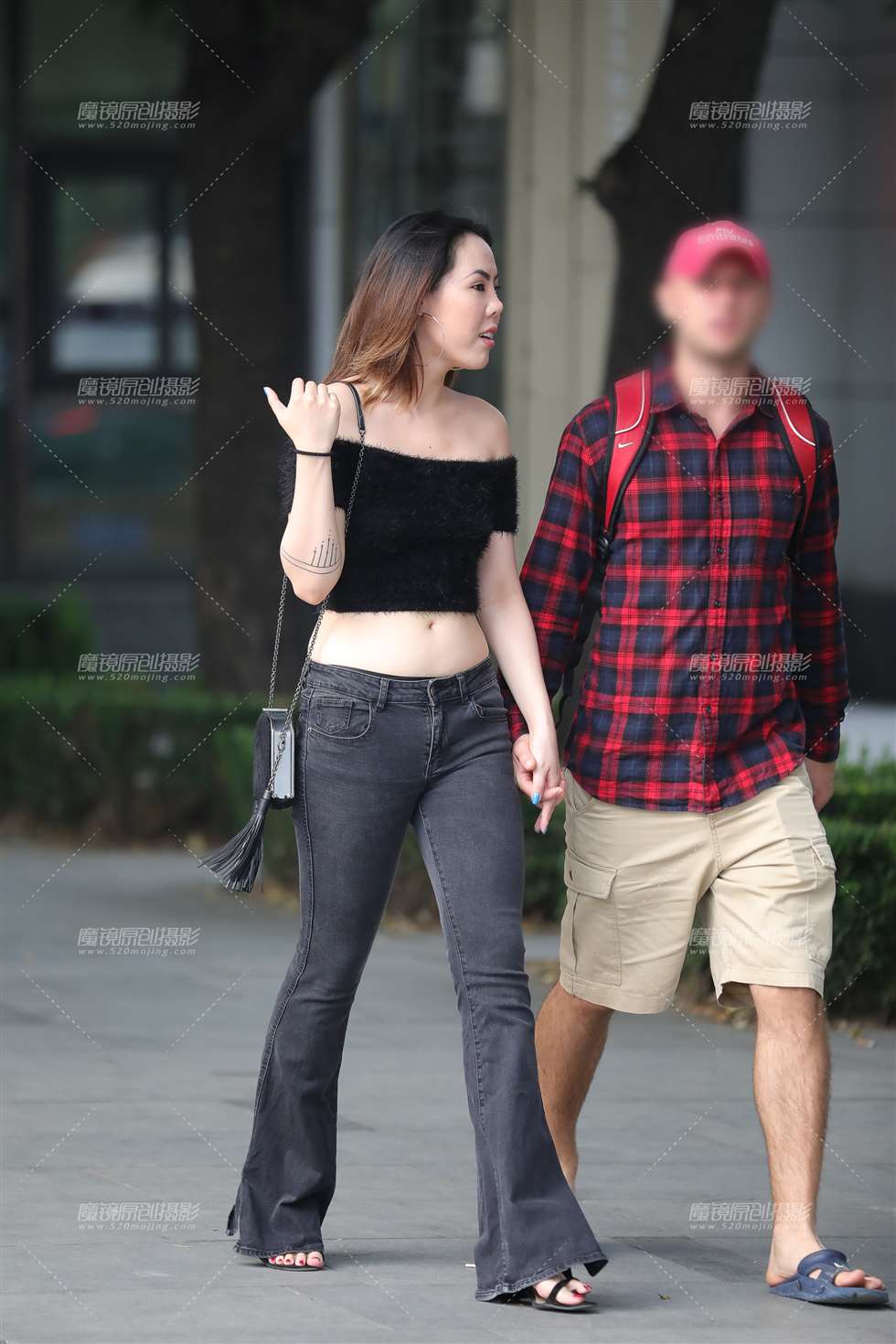图片[1]-紧牛长腿小姐姐-街拍流行馆