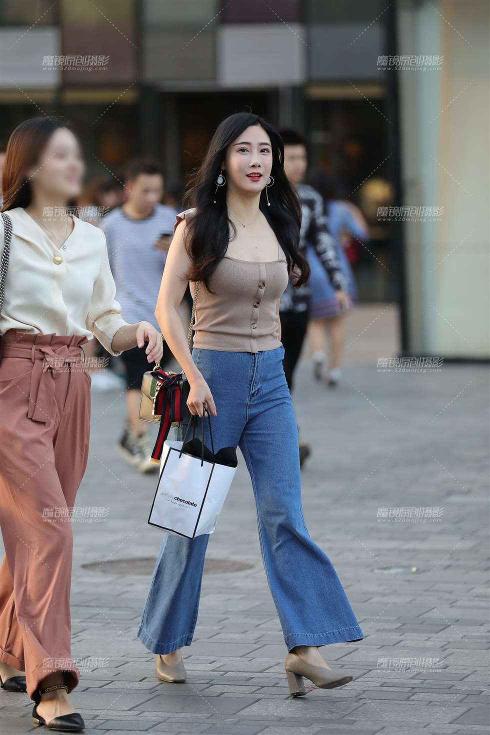 图片[1]-气质优雅笑容甜美可人-街拍流行馆
