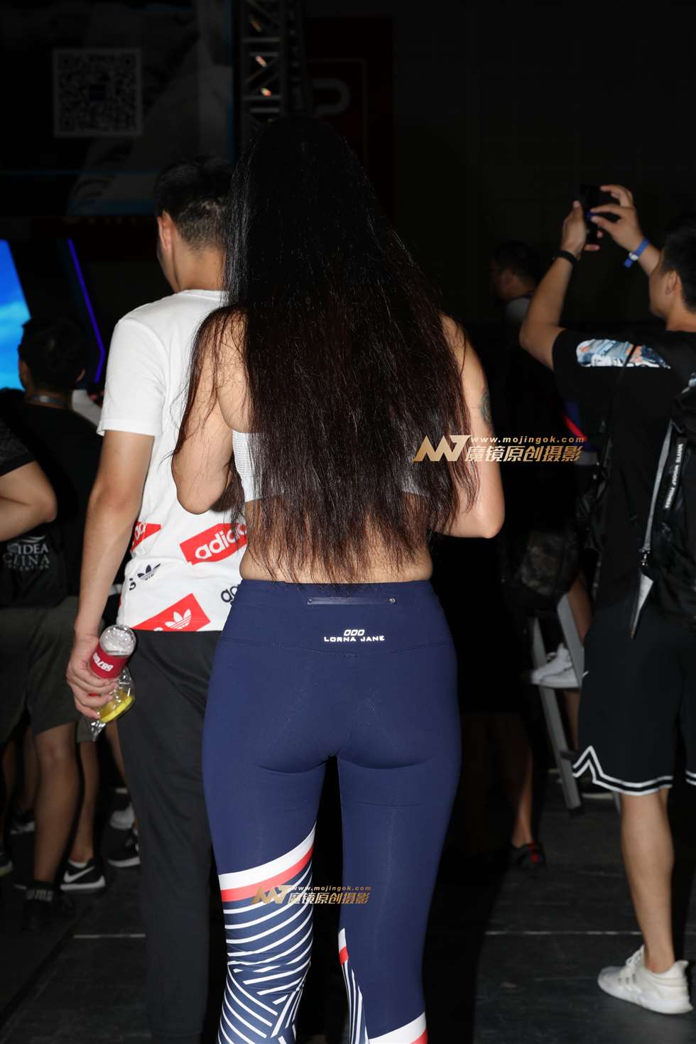 图片[4]-深蓝色瑜伽裤美女-街拍流行馆