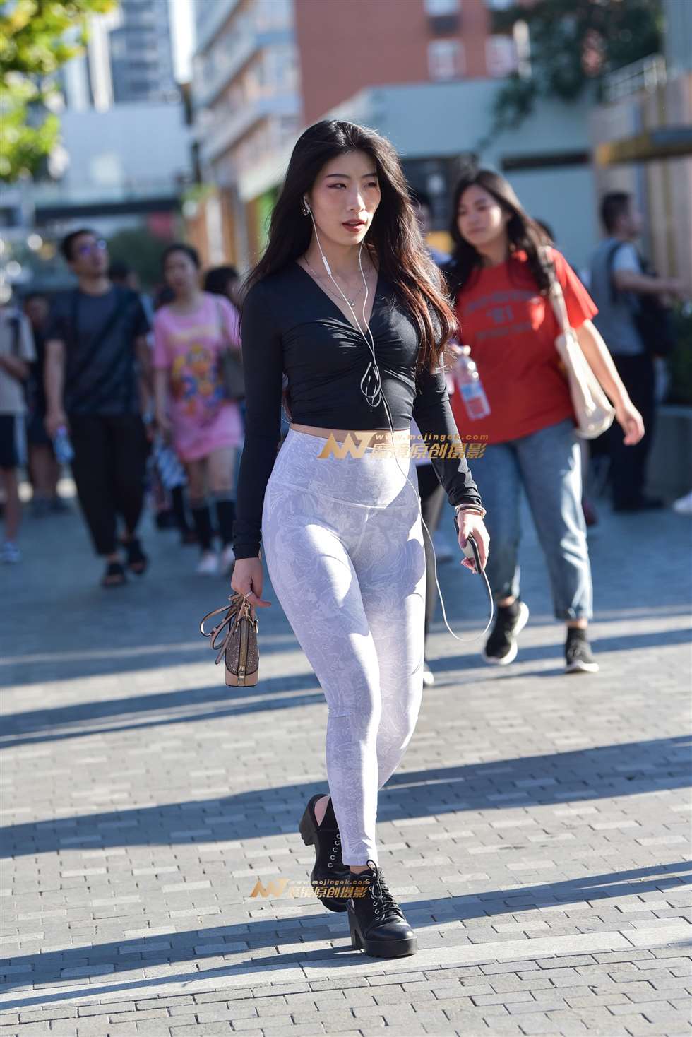 图片[1]-性感中腰紧身美臀女-街拍流行馆
