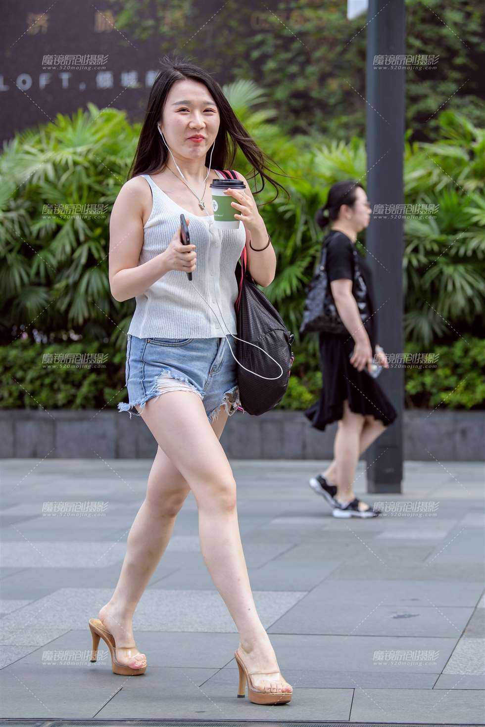 图片[1]-热裤美腿**-街拍流行馆