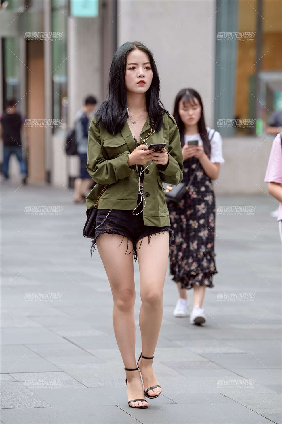 图片[1]-高跟凉鞋美腿-街拍流行馆