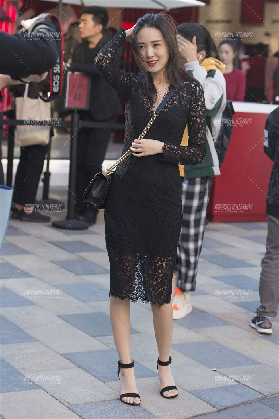 图片[1]-蕾丝长裙美女-街拍流行馆