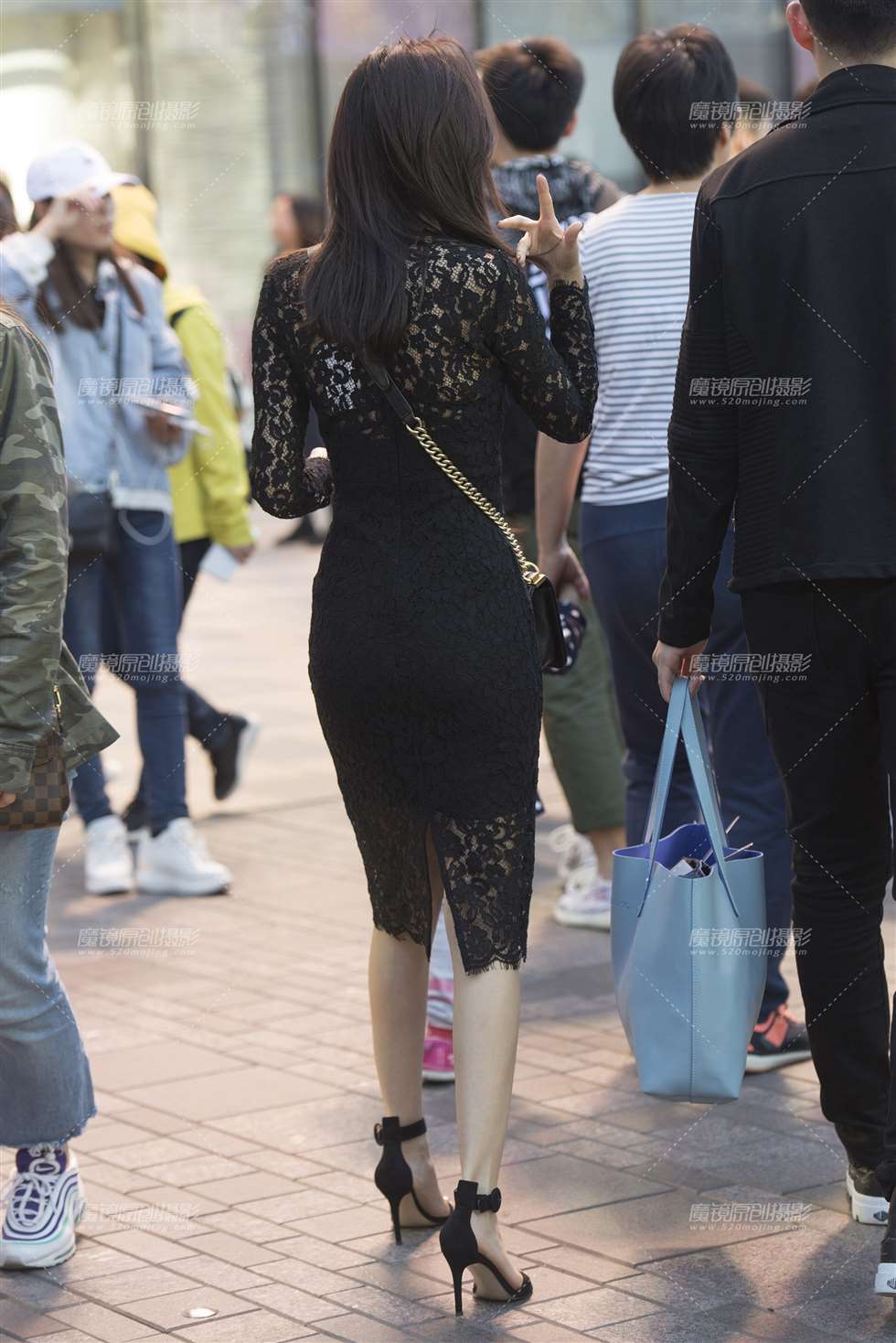 图片[2]-蕾丝长裙美女-街拍流行馆