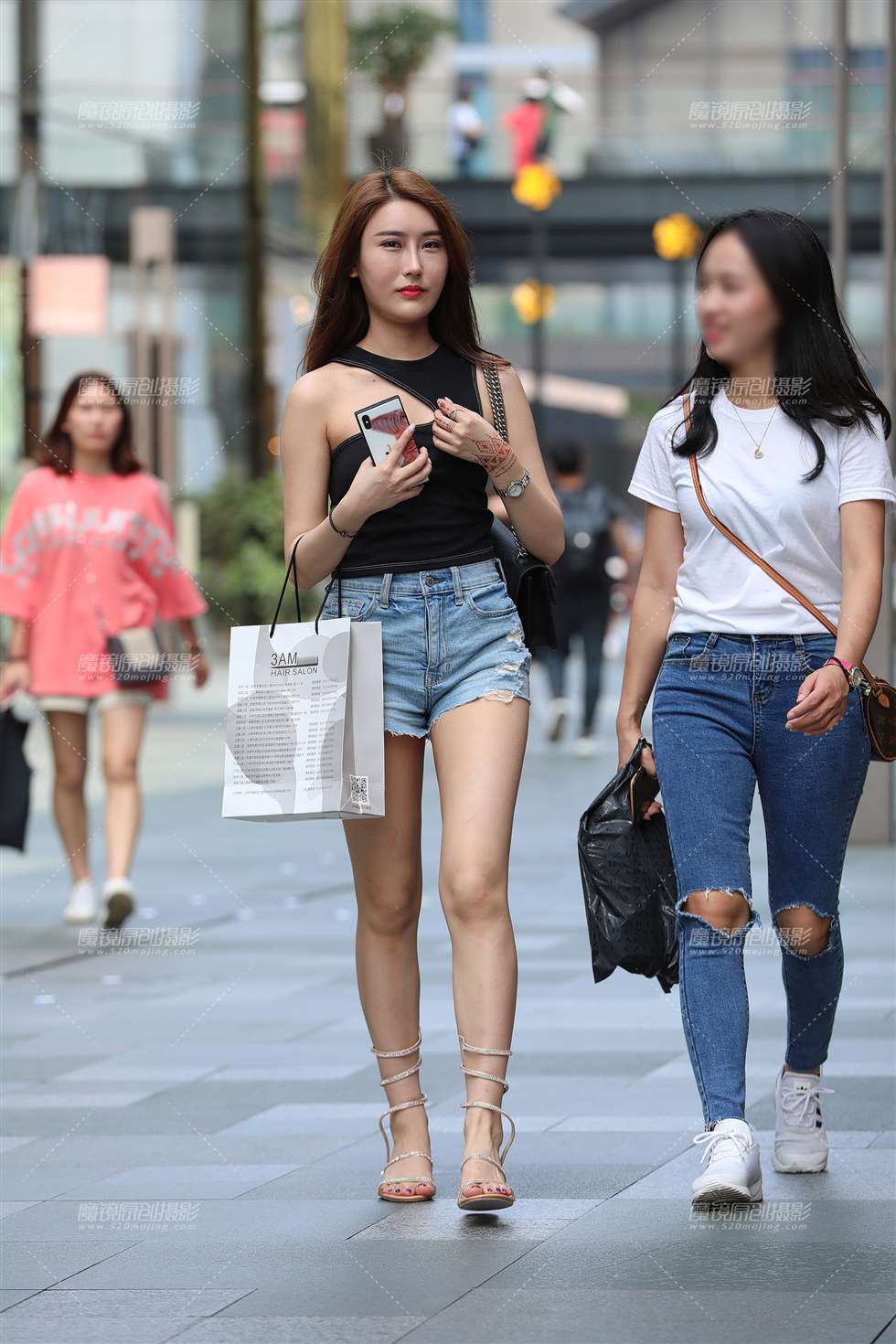 图片[3]-热裤，翘臀，大白腿美眉-街拍流行馆