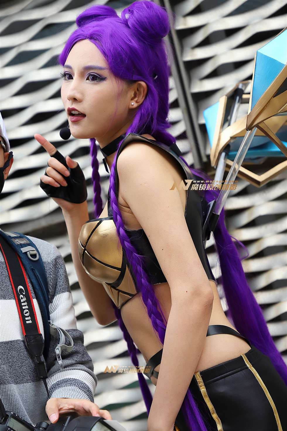 图片[3]-靓丽紫发紧身皮裤coser-街拍流行馆