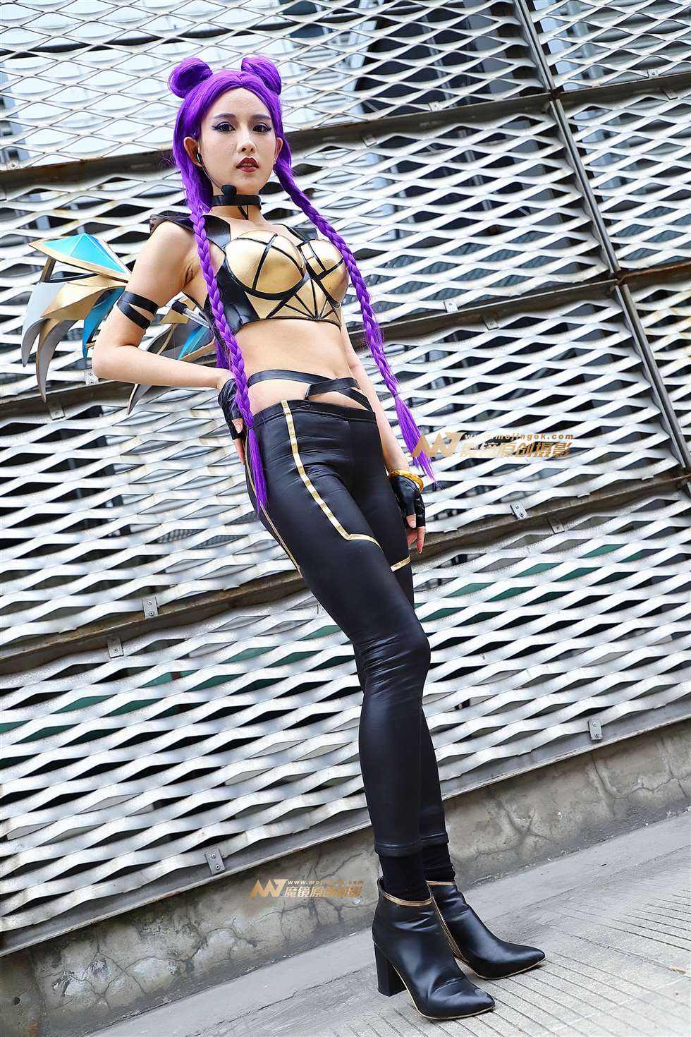 图片[4]-靓丽紫发紧身皮裤coser-街拍流行馆