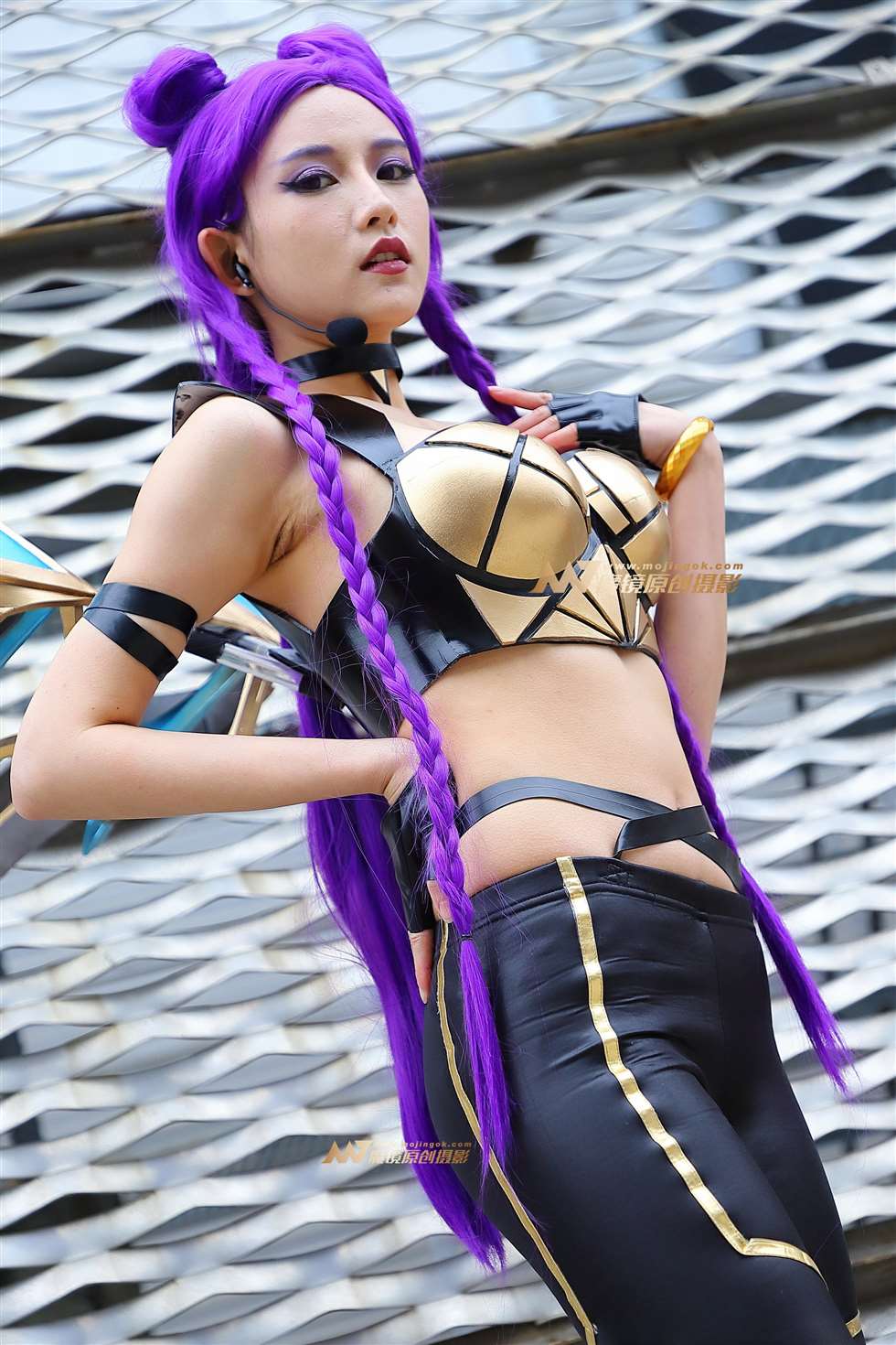 图片[5]-靓丽紫发紧身皮裤coser-街拍流行馆
