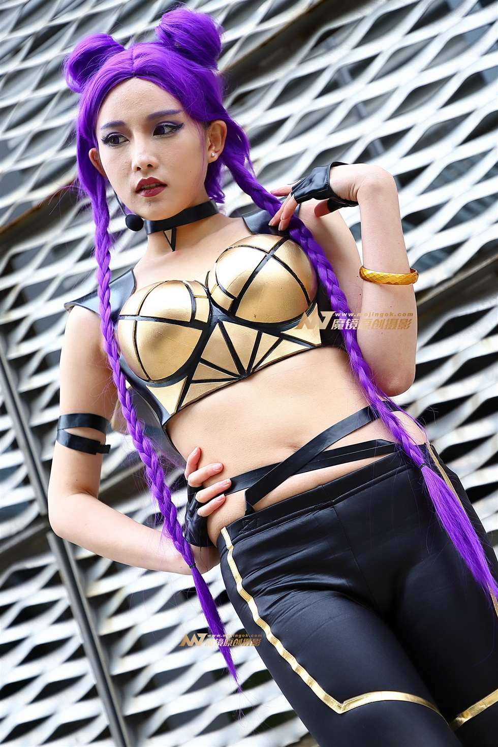 图片[1]-靓丽紫发紧身皮裤coser-街拍流行馆