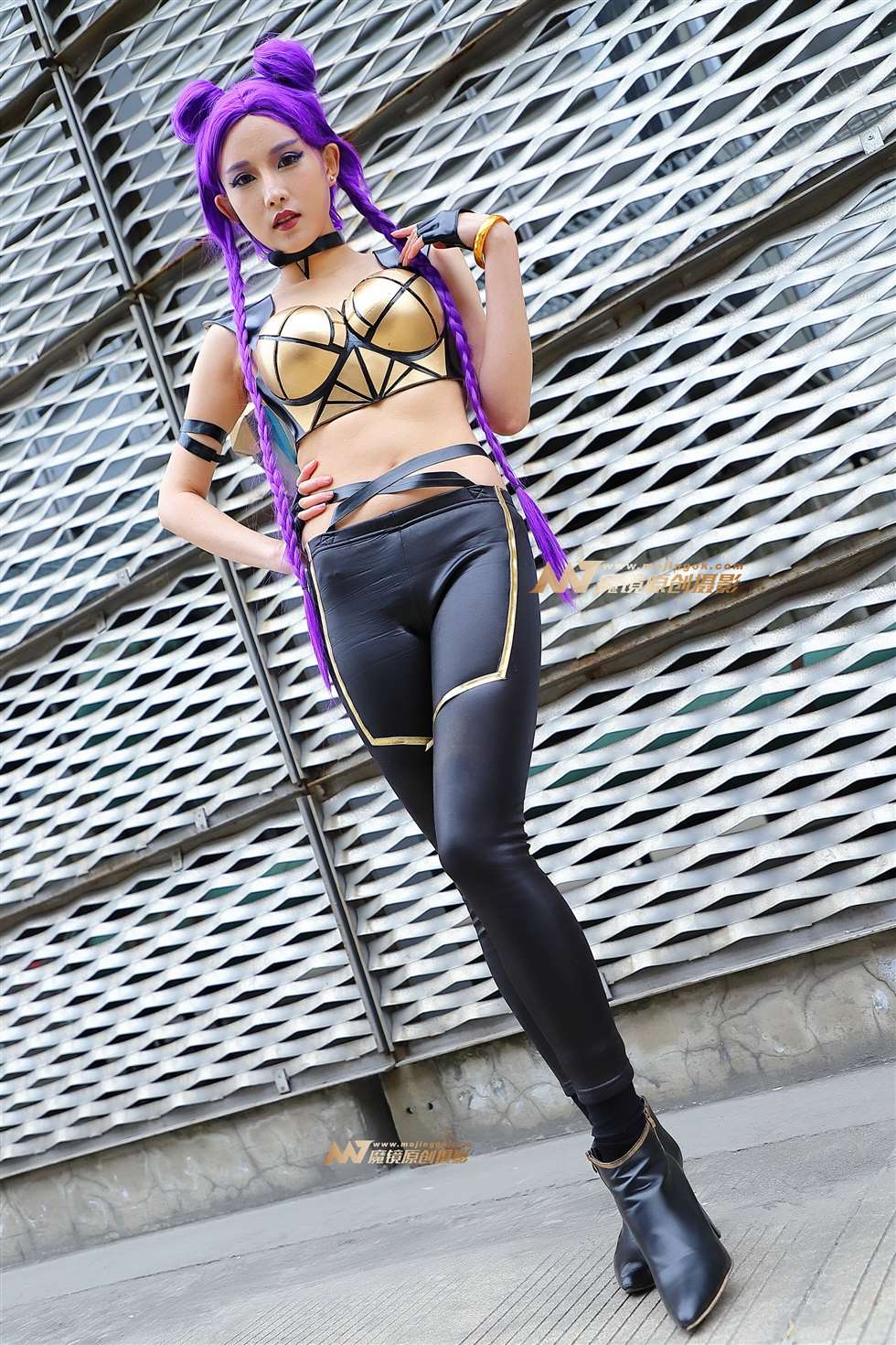 图片[2]-靓丽紫发紧身皮裤coser-街拍流行馆