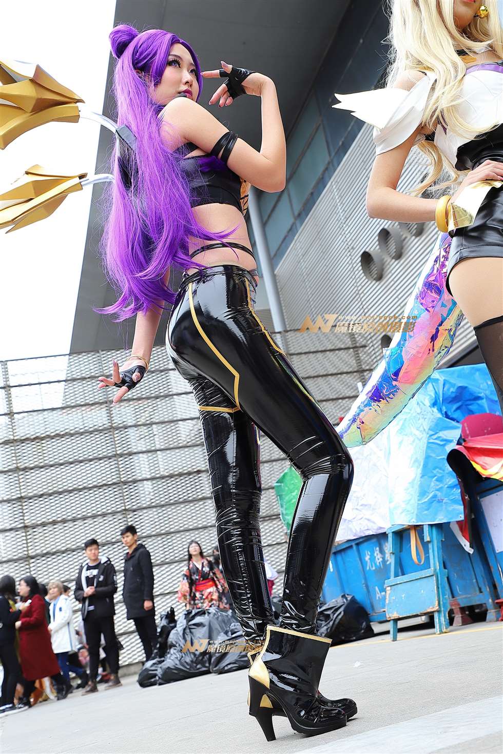 图片[1]-紫发紧身皮裤coser2-街拍流行馆