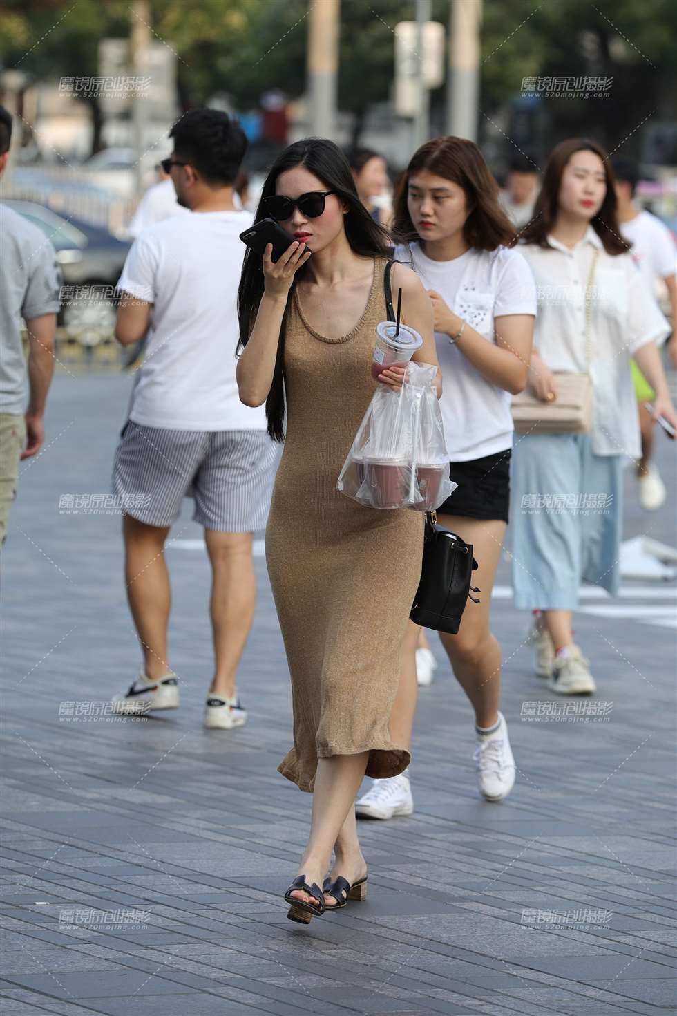 图片[3]-针织贴身长裙，翘臀**-街拍流行馆