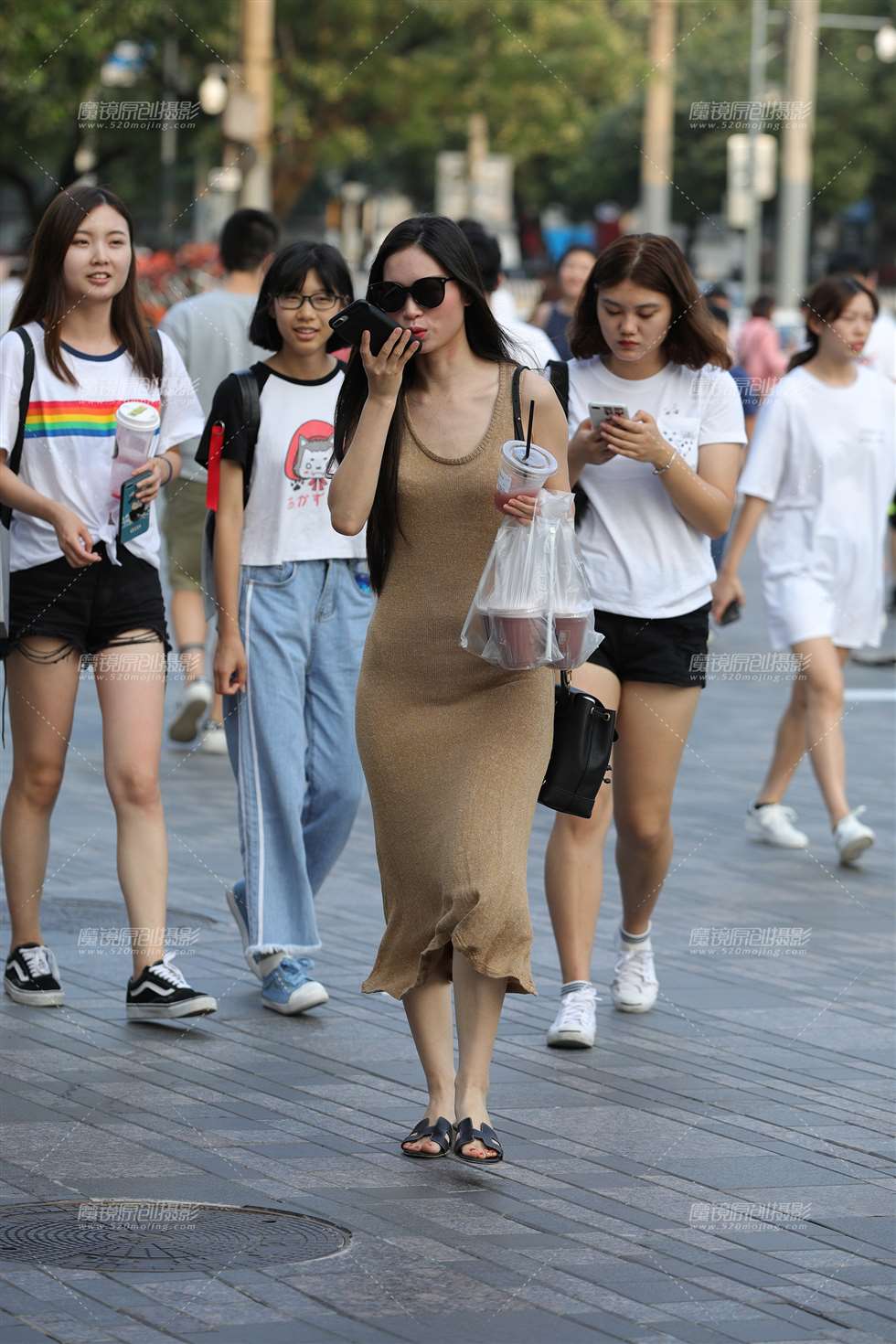图片[5]-针织贴身长裙，翘臀**-街拍流行馆