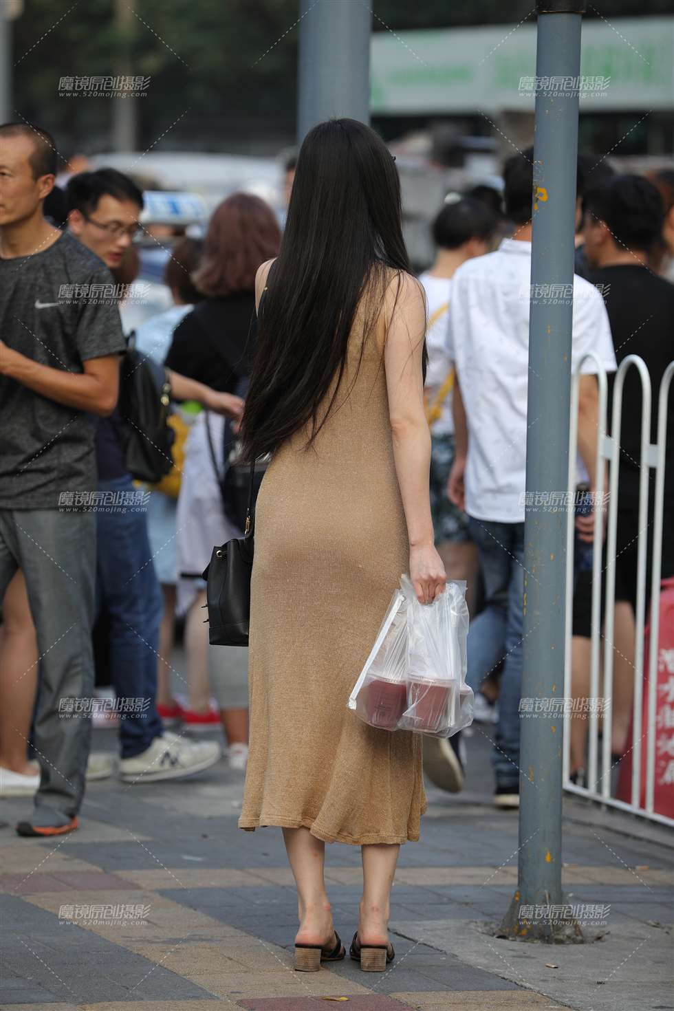 图片[2]-针织贴身长裙，翘臀**-街拍流行馆