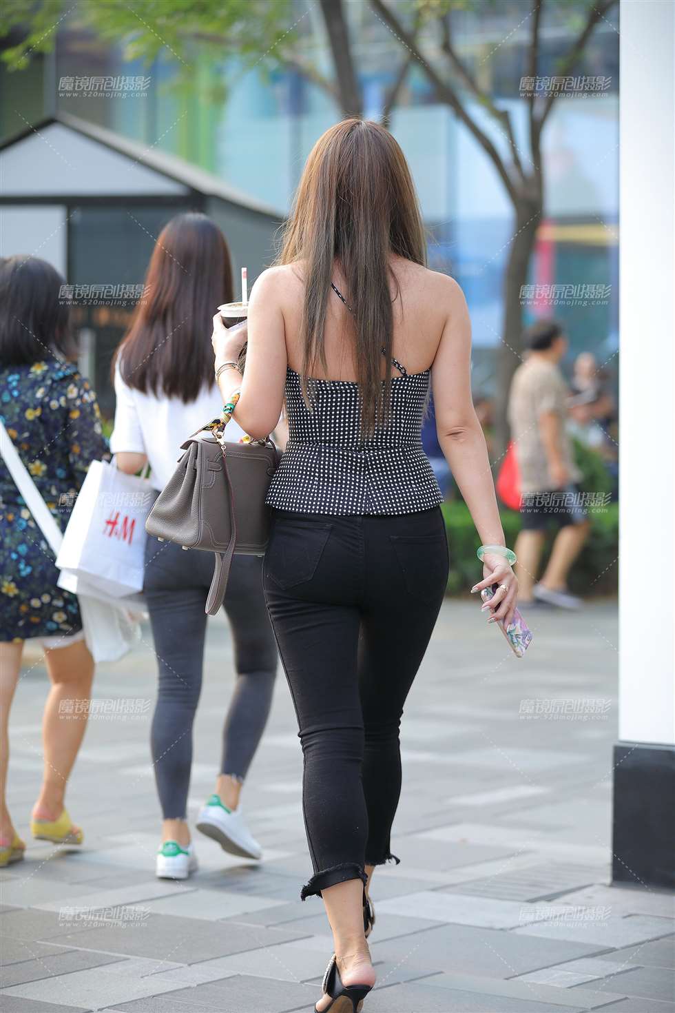 图片[2]-抹胸深V,紧身冷艳**-街拍流行馆