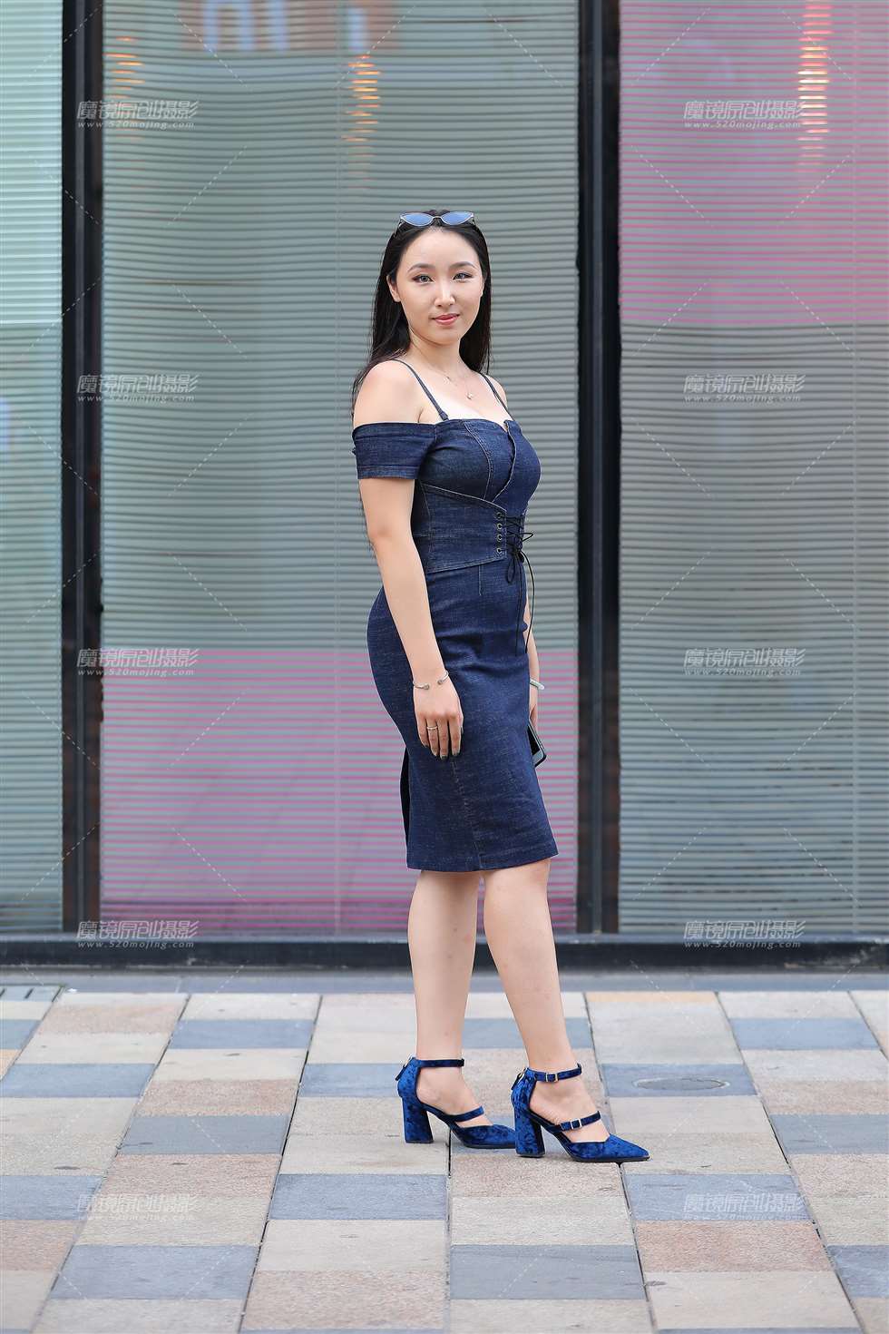图片[1]-小吊带牛仔包臀裙-街拍流行馆