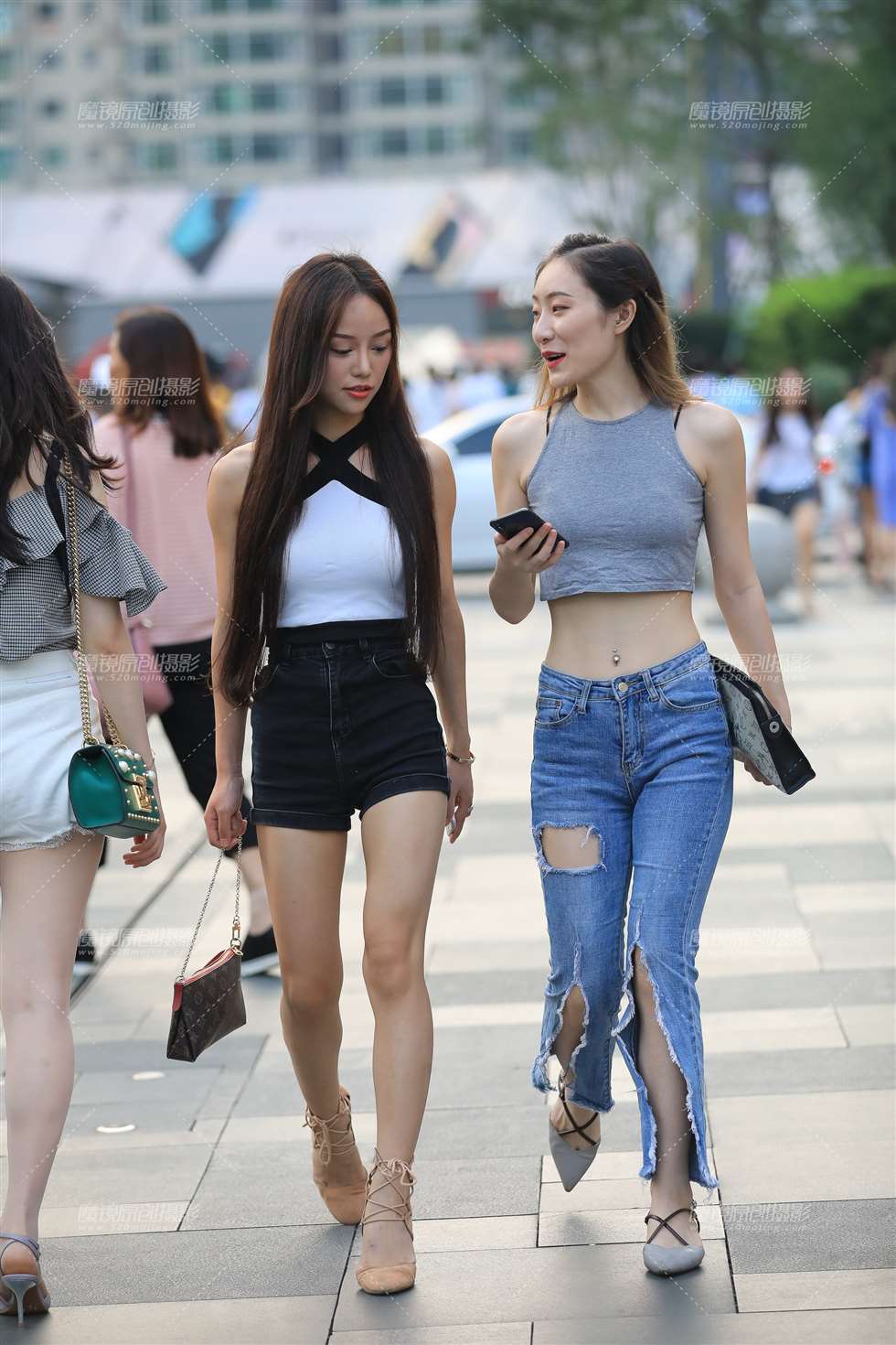 图片[1]-一个靠脸 一个有腰 你喜欢哪个-街拍流行馆