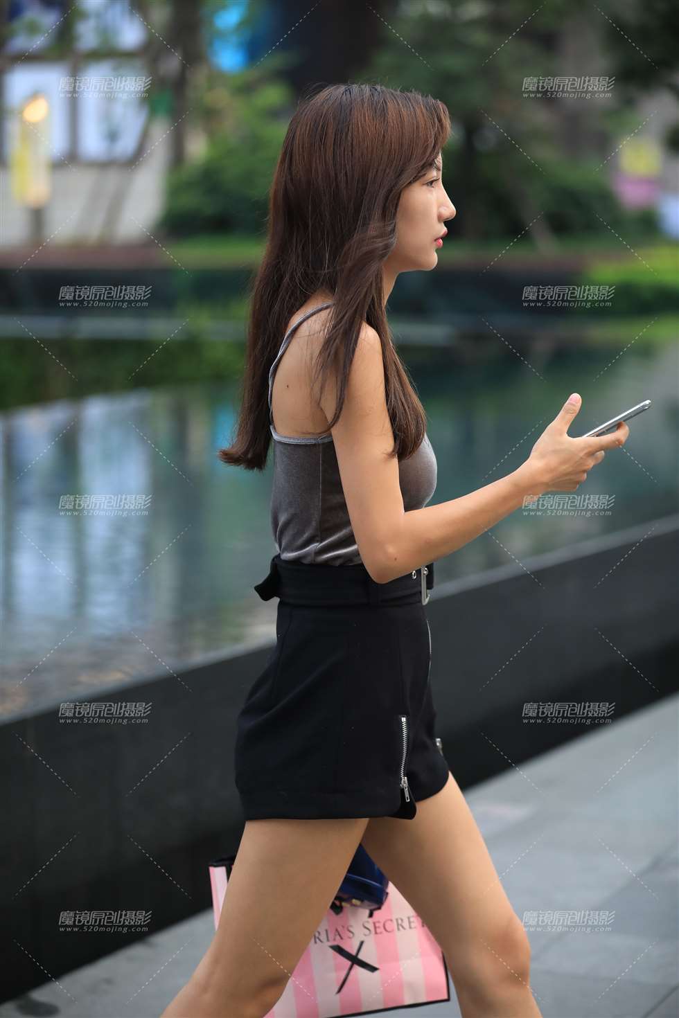 图片[2]-面对镜头 很有礼貌-街拍流行馆