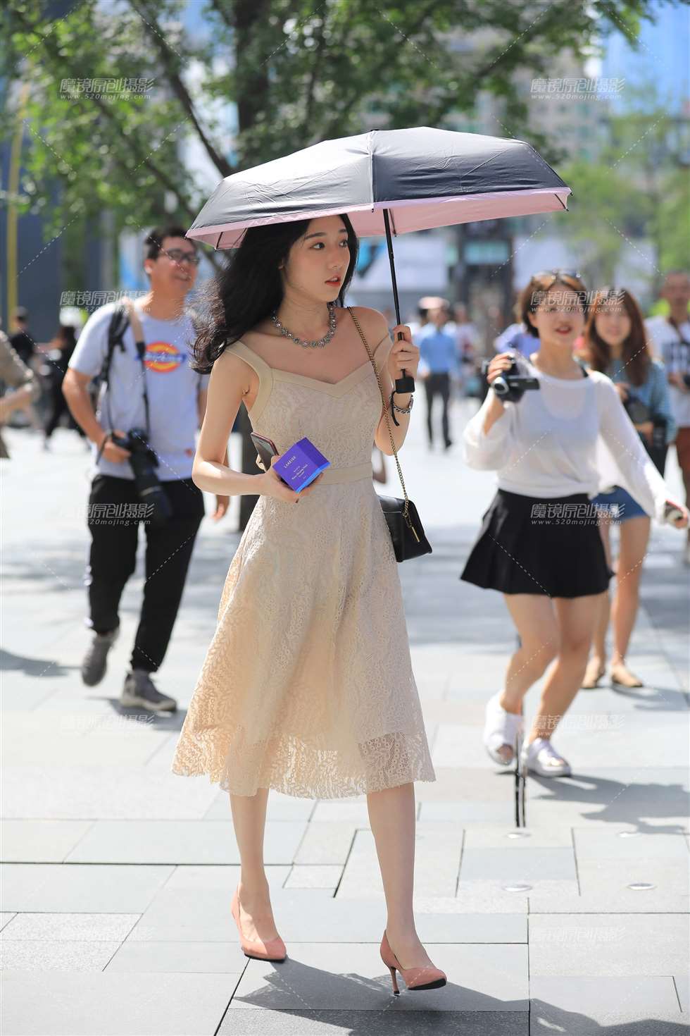 图片[1]-春天的味道 人比桃花美-街拍流行馆