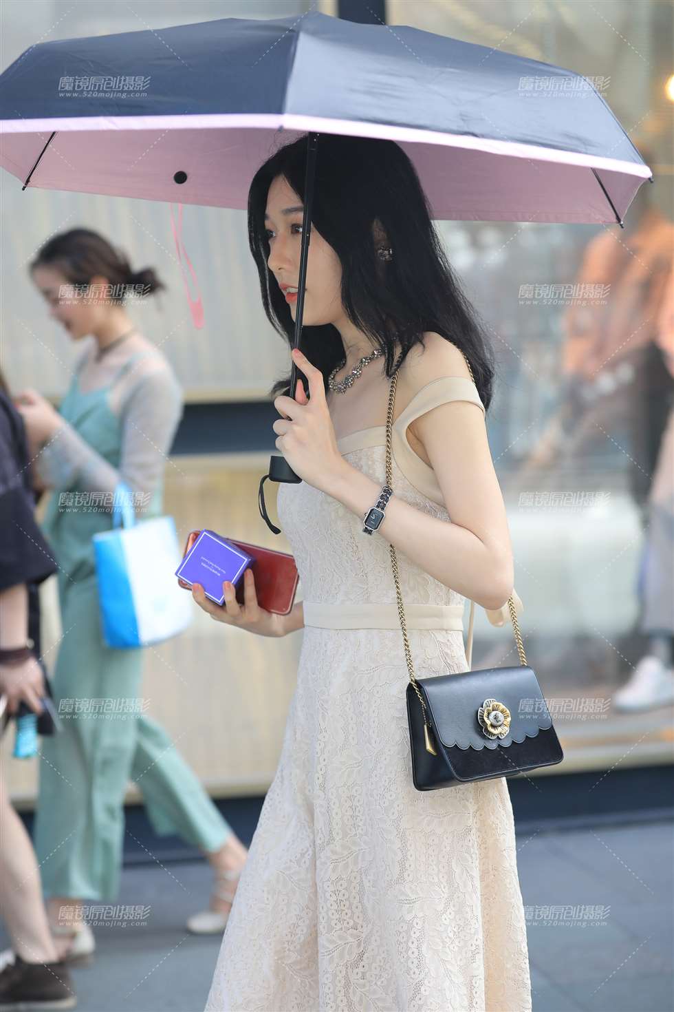 图片[2]-春天的味道 人比桃花美-街拍流行馆