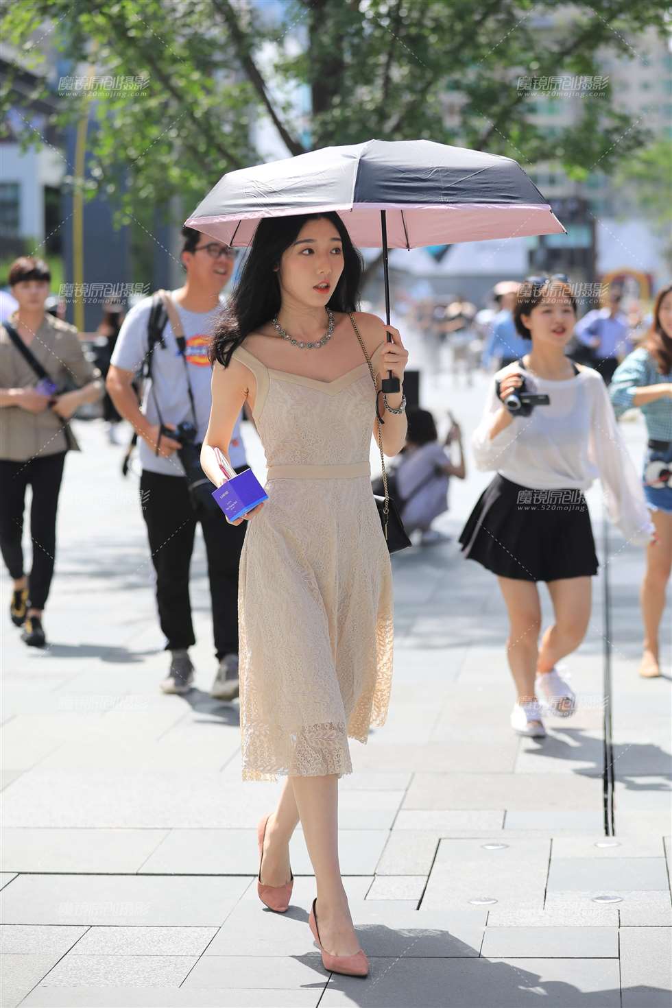 图片[3]-春天的味道 人比桃花美-街拍流行馆