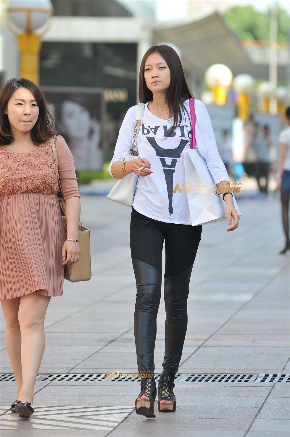 图片[1]-黑紧身裤 高挑美女-街拍流行馆