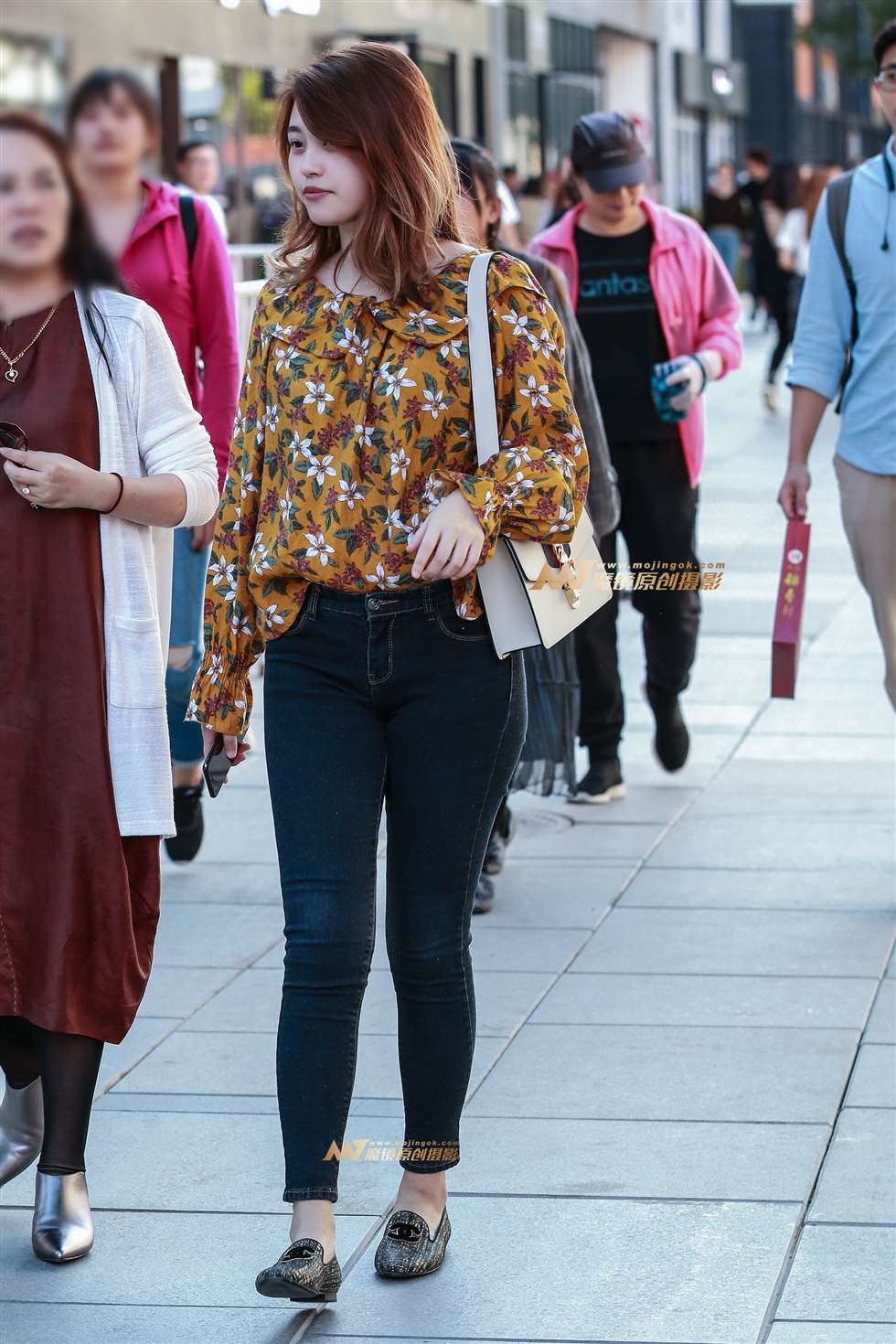 图片[1]-第1351篇牛仔美女-街拍流行馆