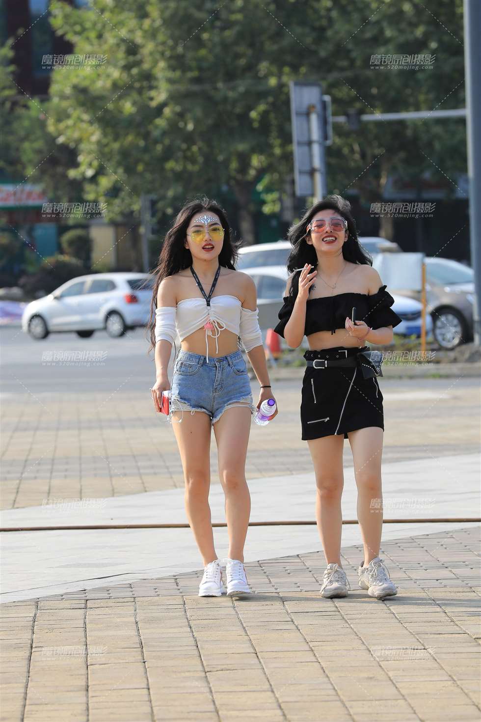 图片[3]-笑开怀的热裤美眉-街拍流行馆