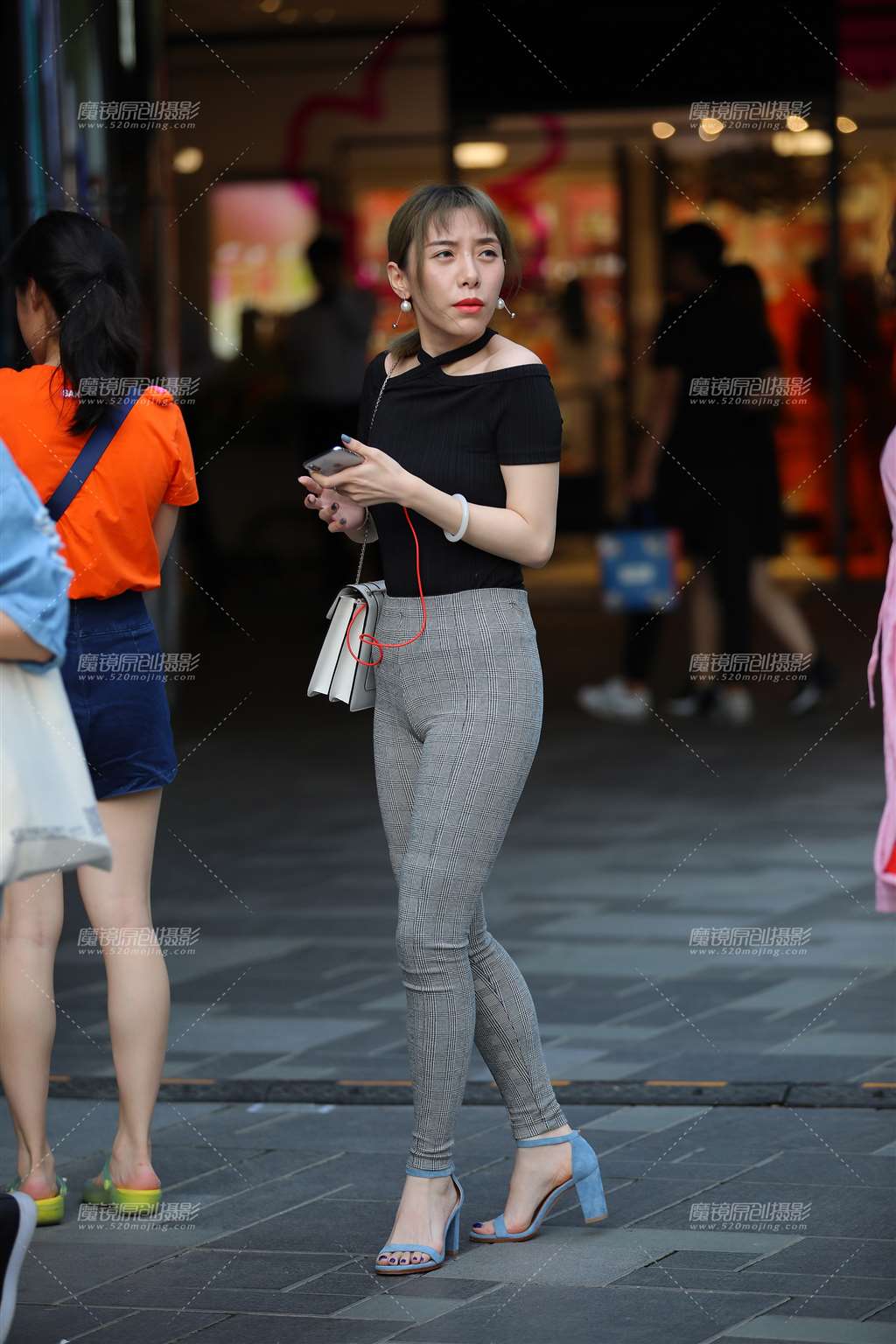 图片[1]-紧身裤凉高跟**-街拍流行馆