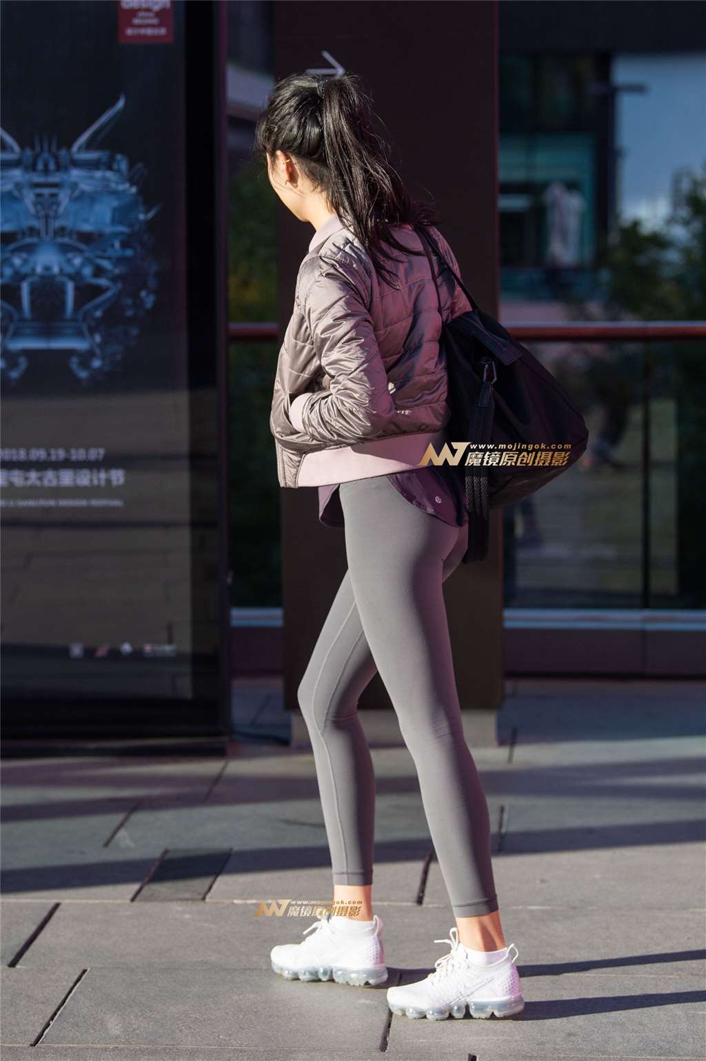图片[2]-背着建美包，穿着健美裤去健身的美女-街拍流行馆