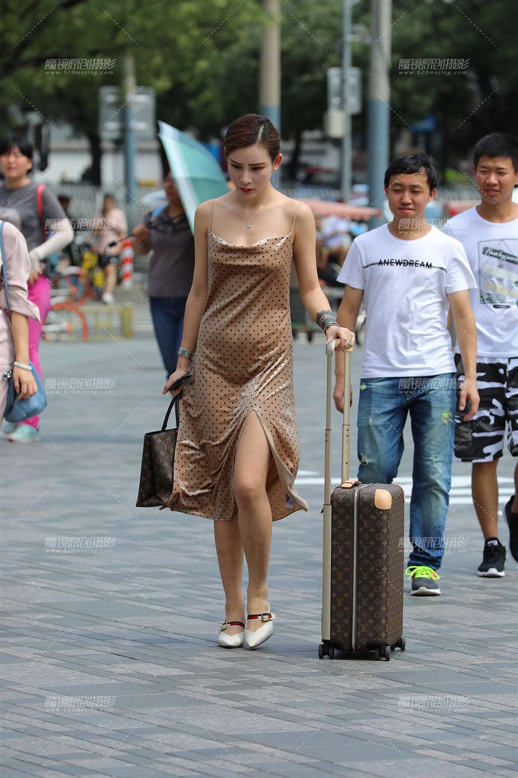 图片[4]-DI胸，性感吊带裙御姐-街拍流行馆