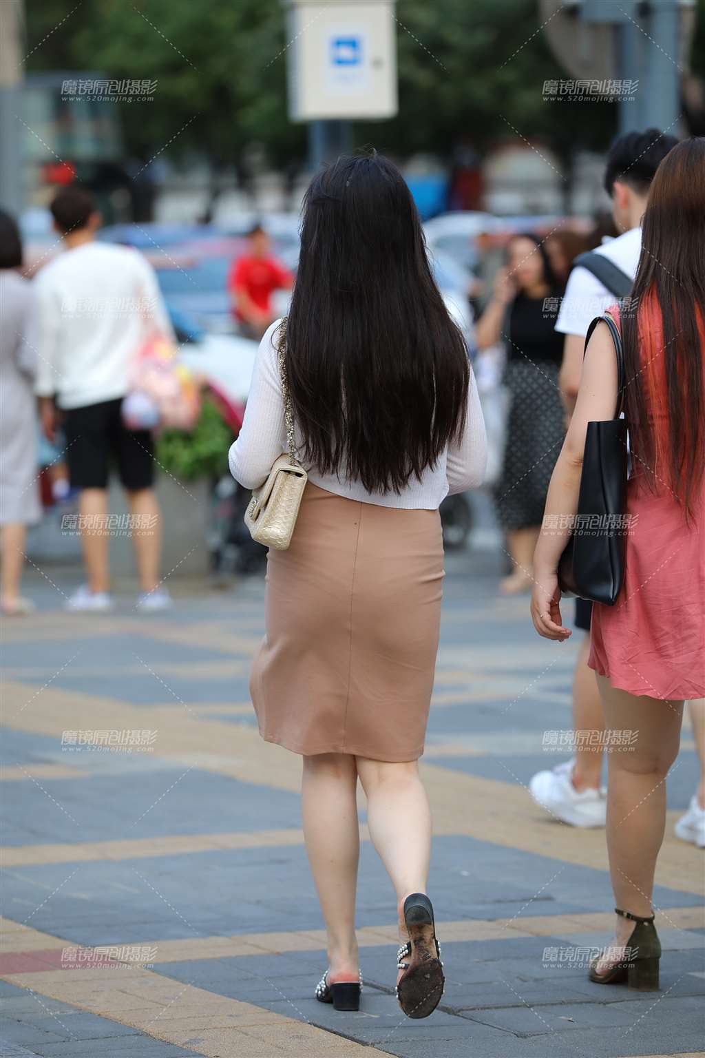 图片[2]-低胸，包臀裙妹子-街拍流行馆
