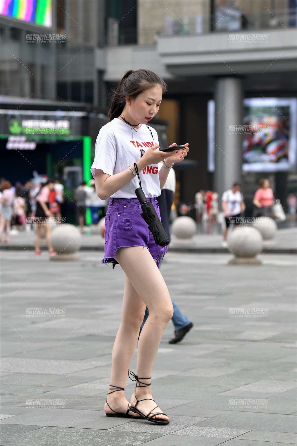 图片[1]-紫色热裤长腿小妹！-街拍流行馆