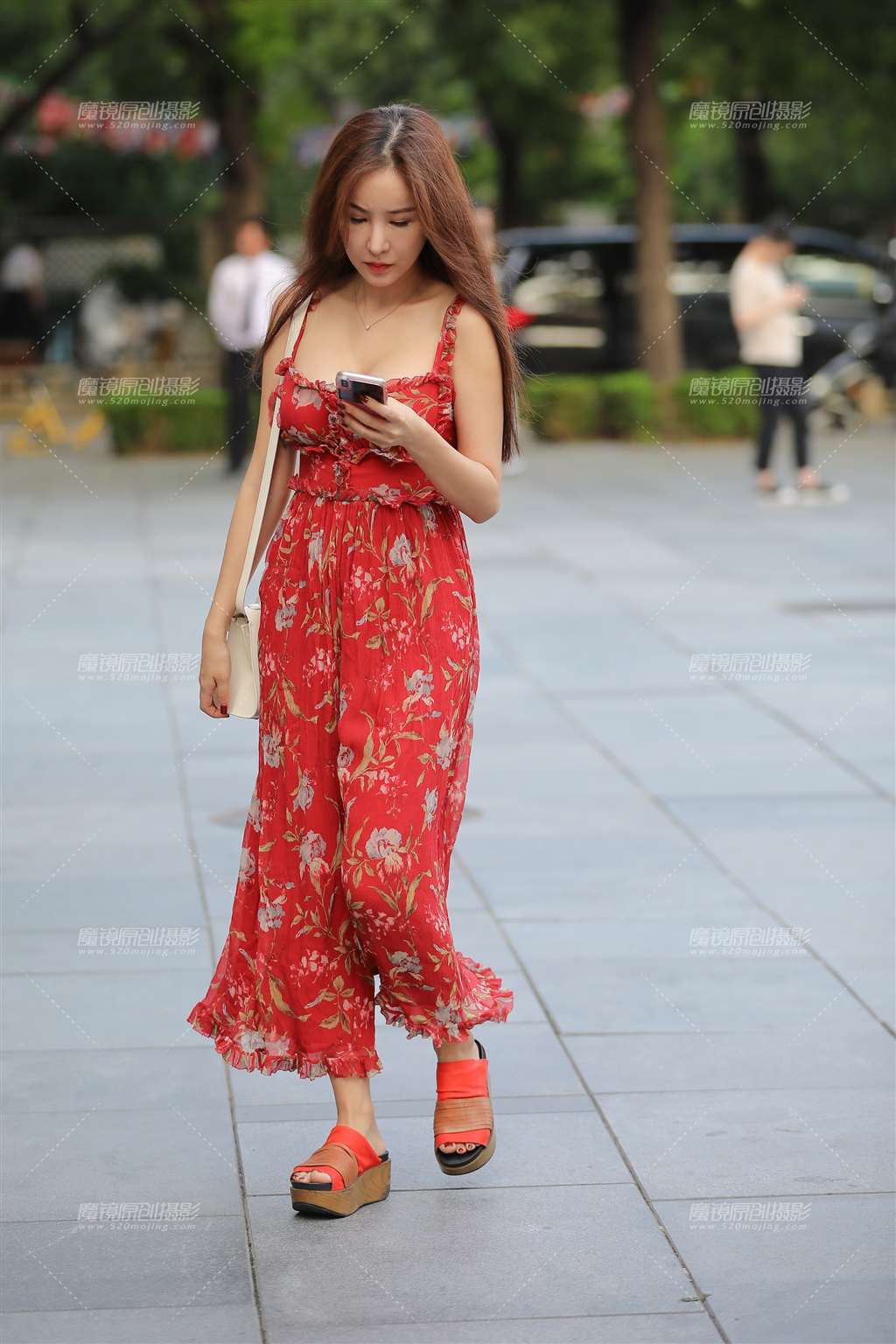 图片[4]-丰满的吊带裙**-街拍流行馆