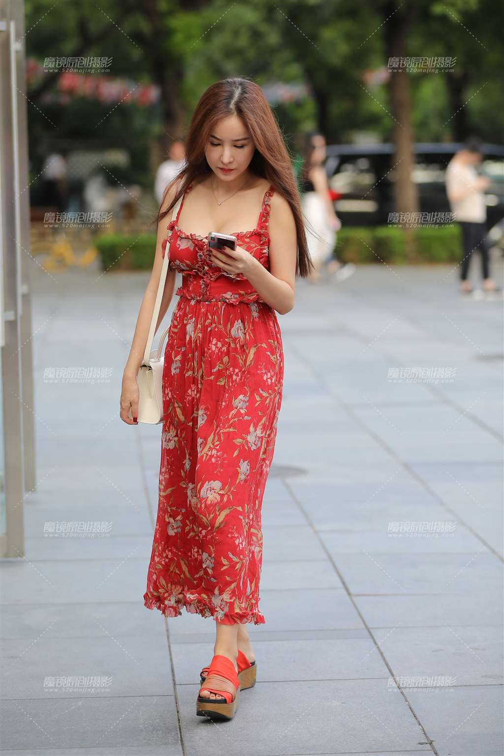 图片[1]-丰满的吊带裙**-街拍流行馆
