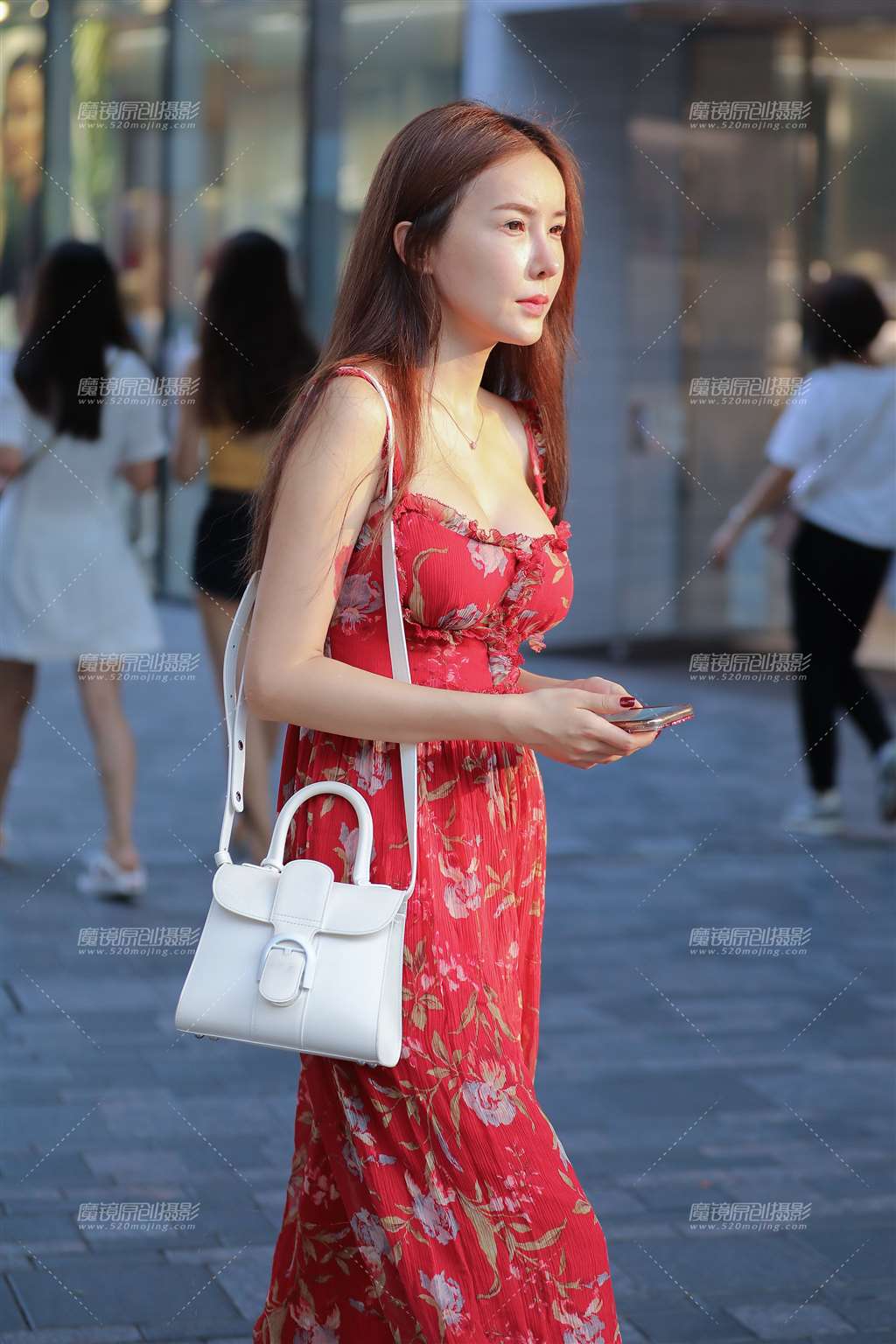 图片[2]-丰满的吊带裙**-街拍流行馆