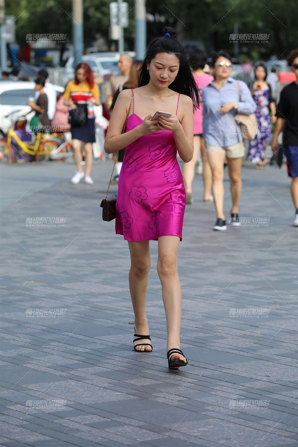 图片[5]-一如既往喜欢拍这种贴身吊带裙**-街拍流行馆