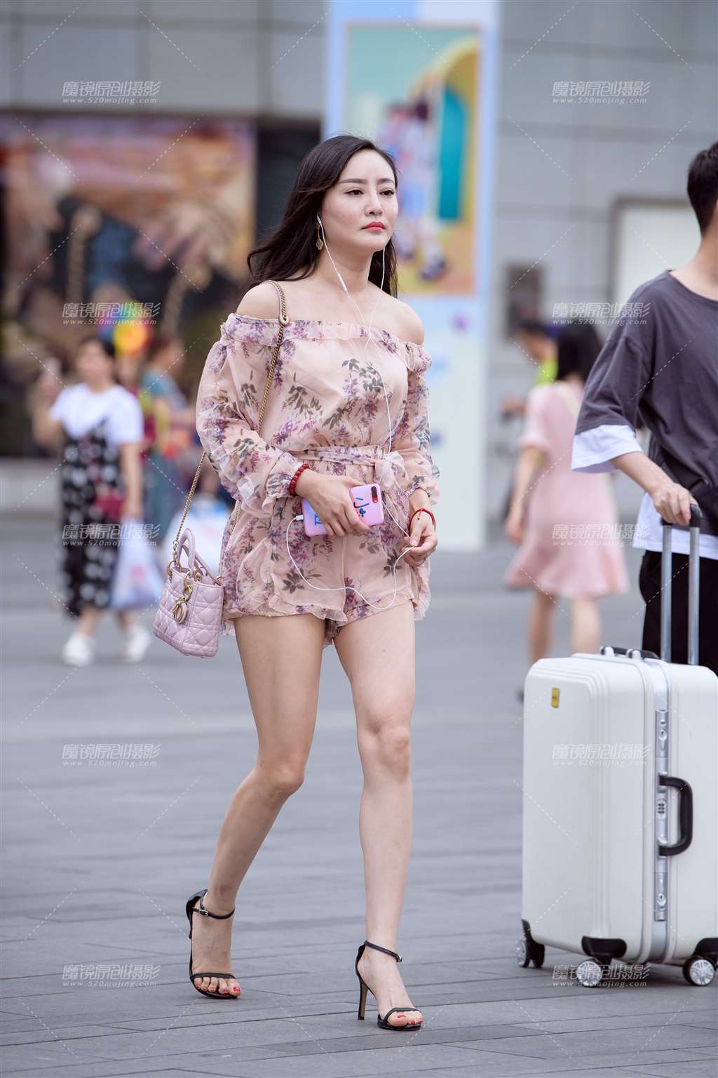 图片[3]-裹胸高跟凉鞋美腿-街拍流行馆