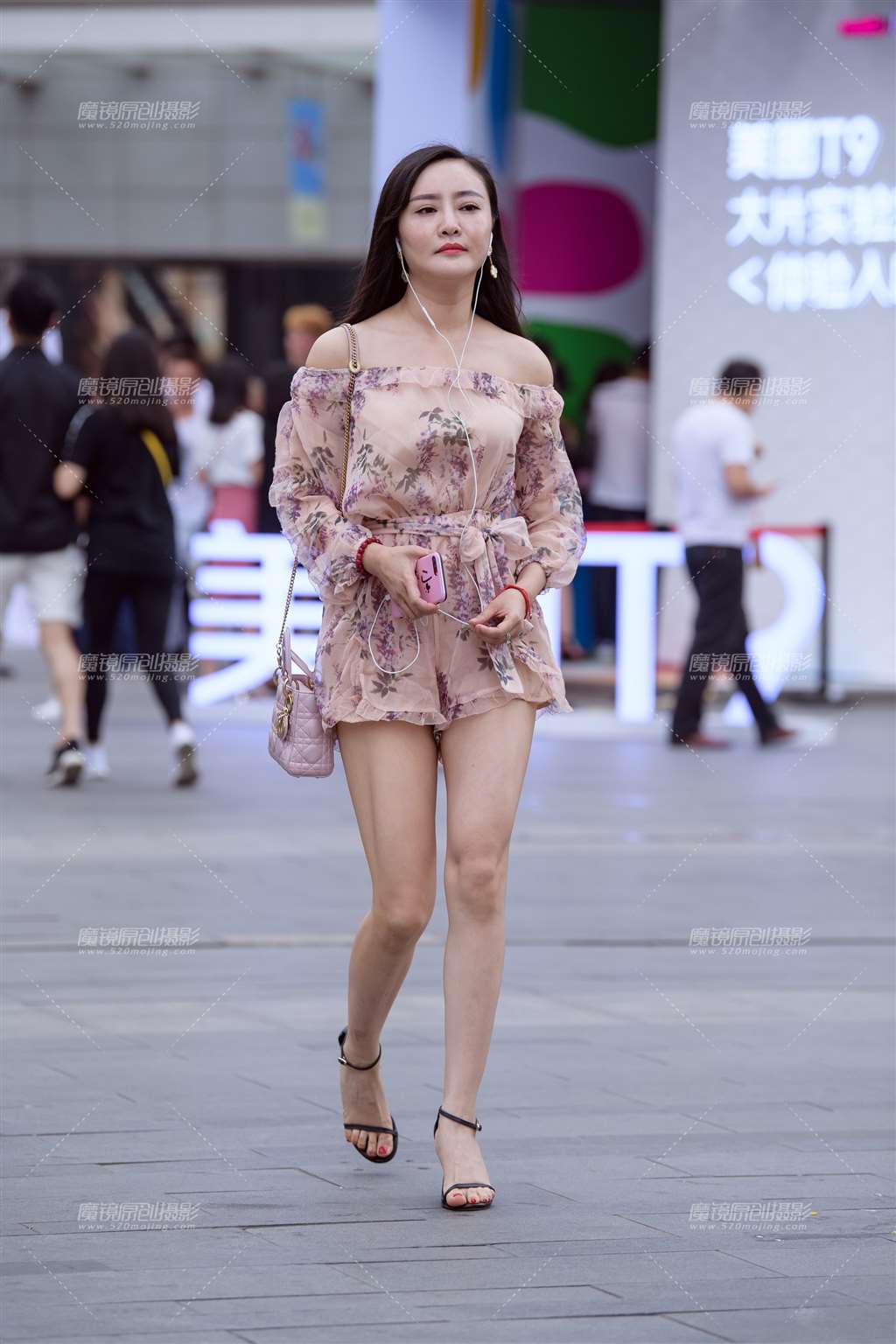 图片[1]-裹胸高跟凉鞋美腿-街拍流行馆