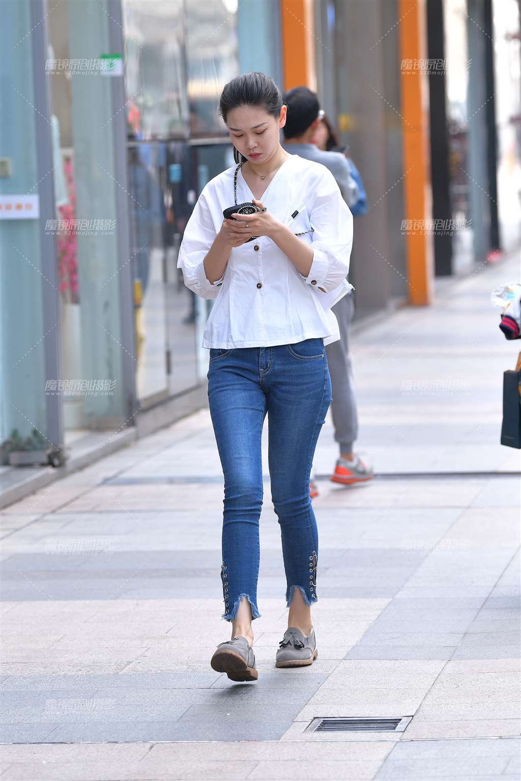 图片[1]-白衬衫，长腿紧牛美女-街拍流行馆