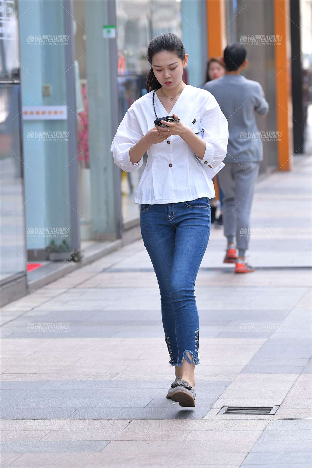 图片[4]-白衬衫，长腿紧牛美女-街拍流行馆
