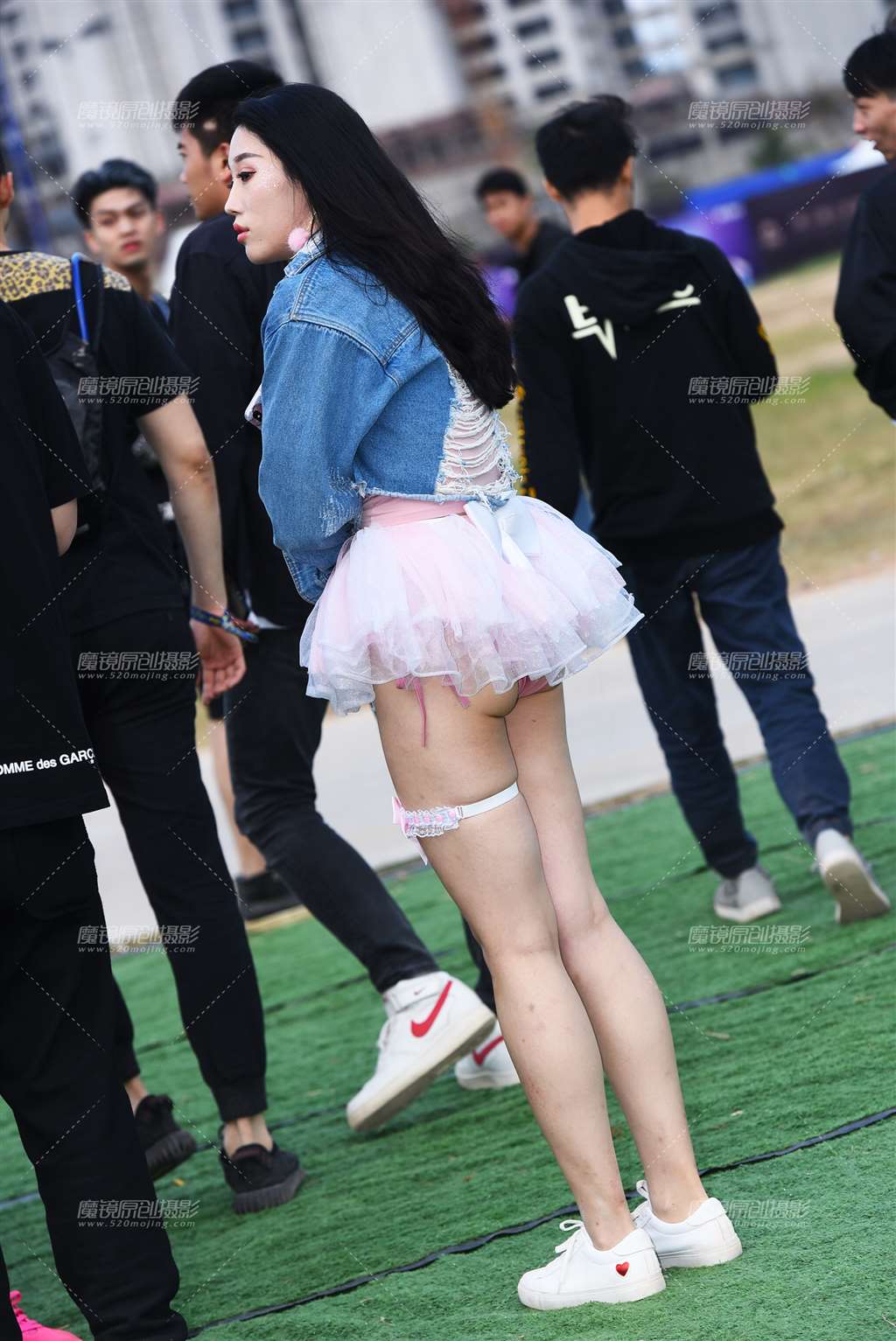 图片[1]-腿长臀翘-街拍流行馆