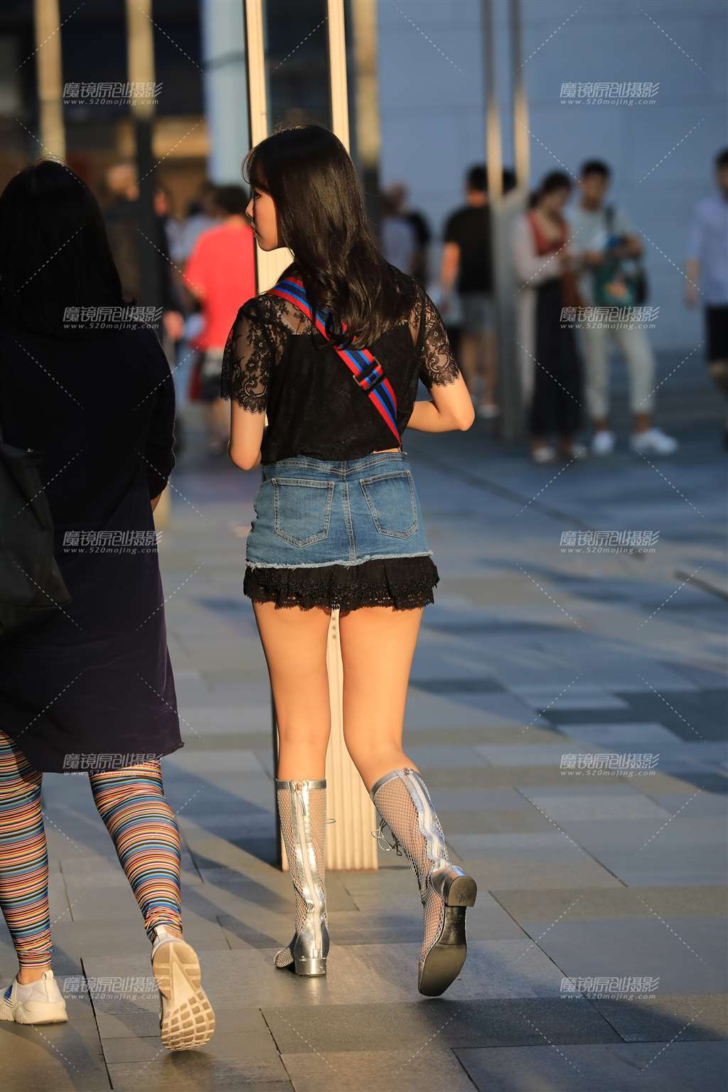 图片[2]-短裙美腿 小妹-街拍流行馆