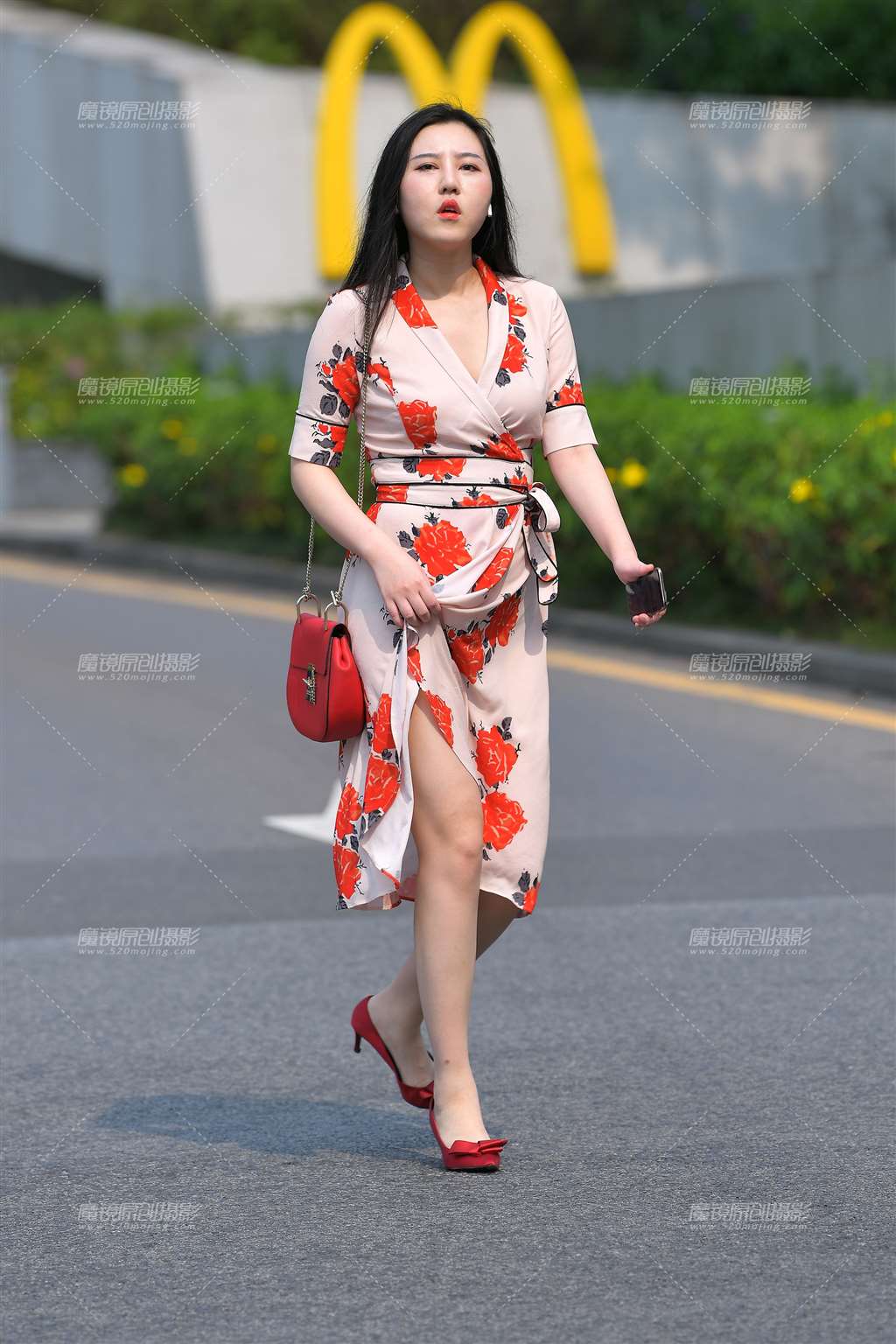 图片[3]-看得出这位美女很热了-街拍流行馆