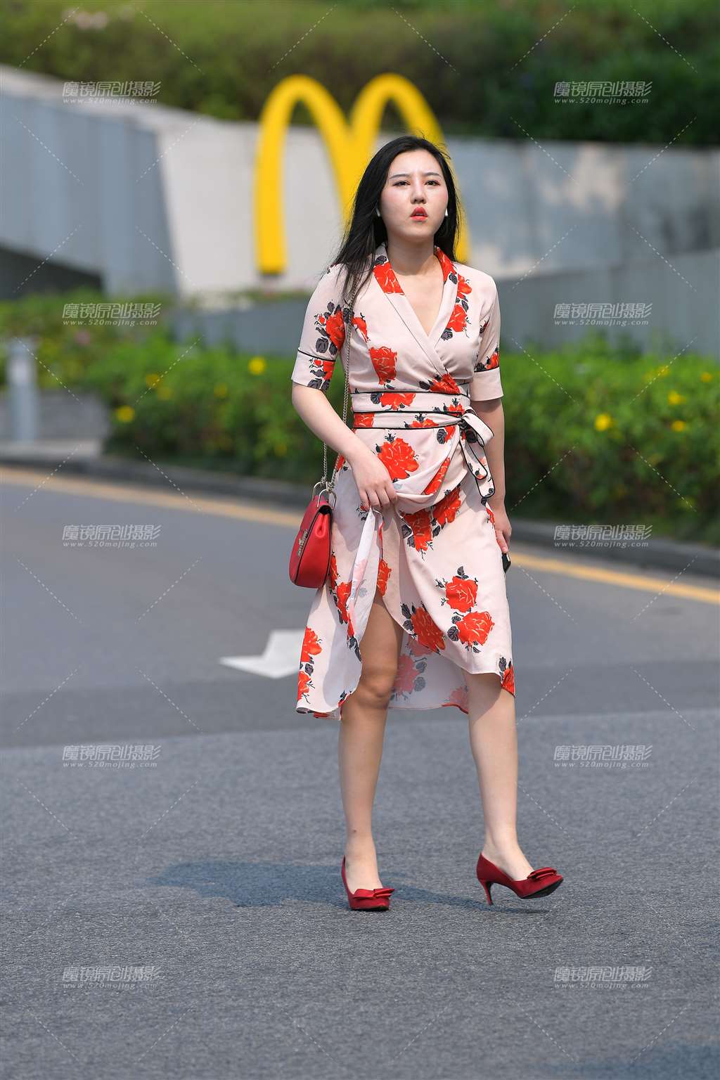 图片[4]-看得出这位美女很热了-街拍流行馆